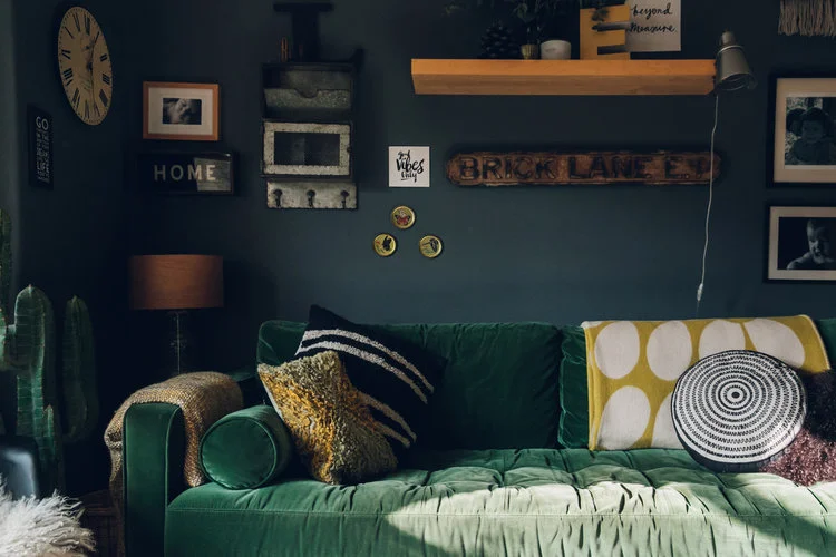 Nicola Broughton : The Girl With The Green Sofa