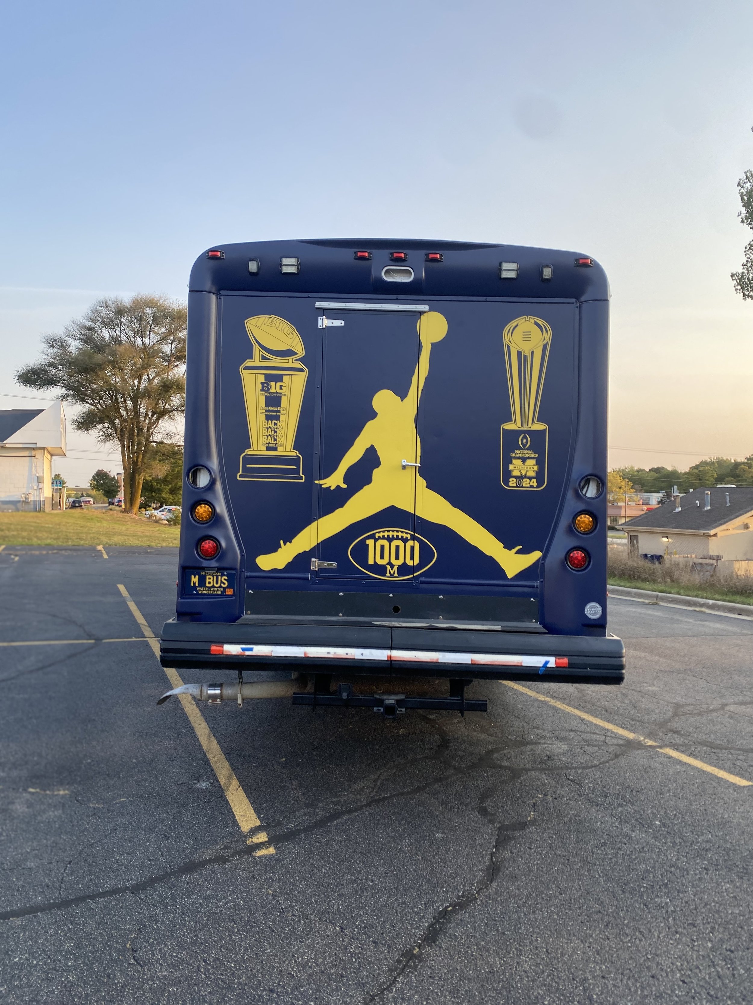 U of M Alumni Tailgate Bus