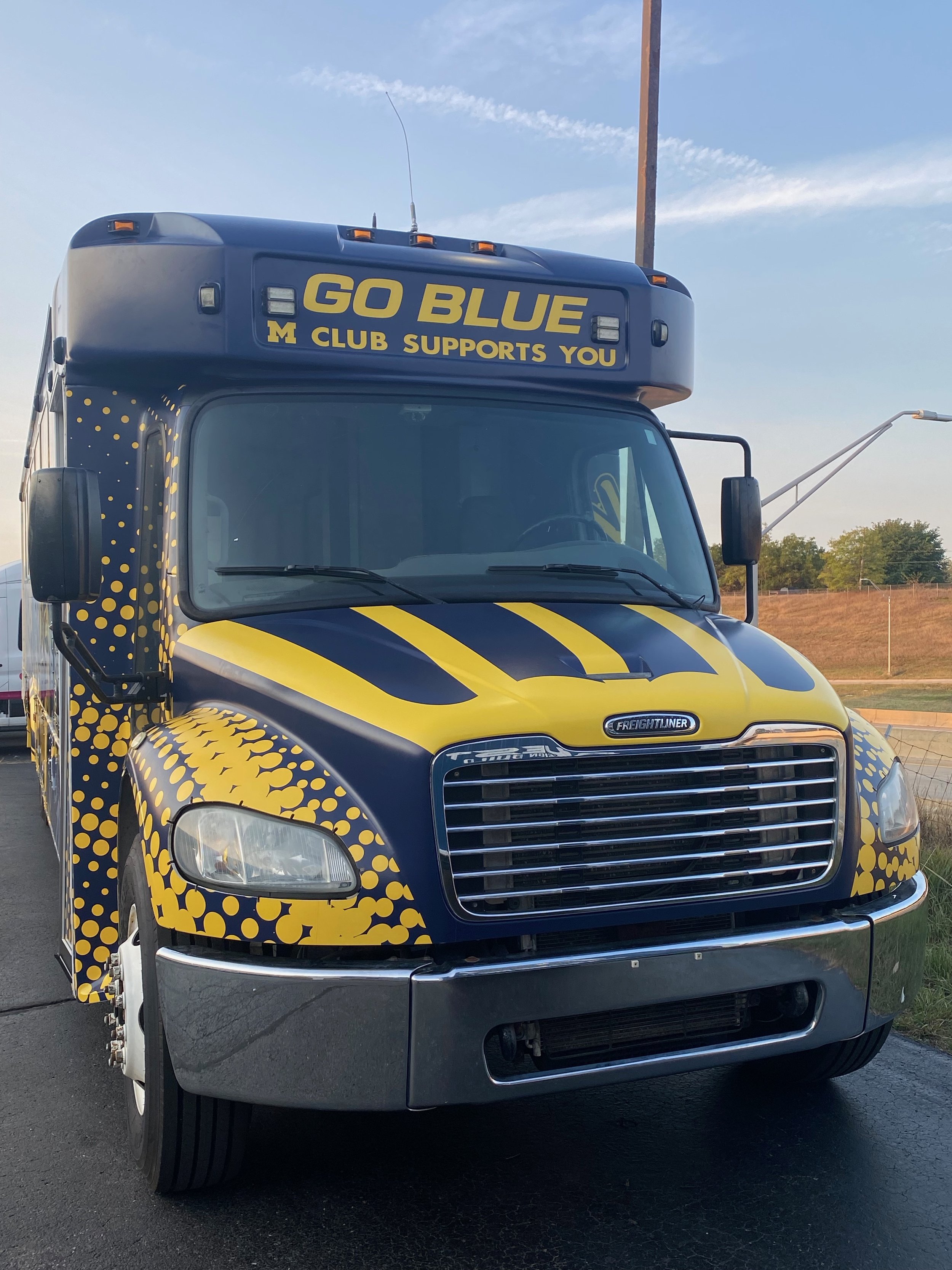 U of M Alumni Tailgate Bus