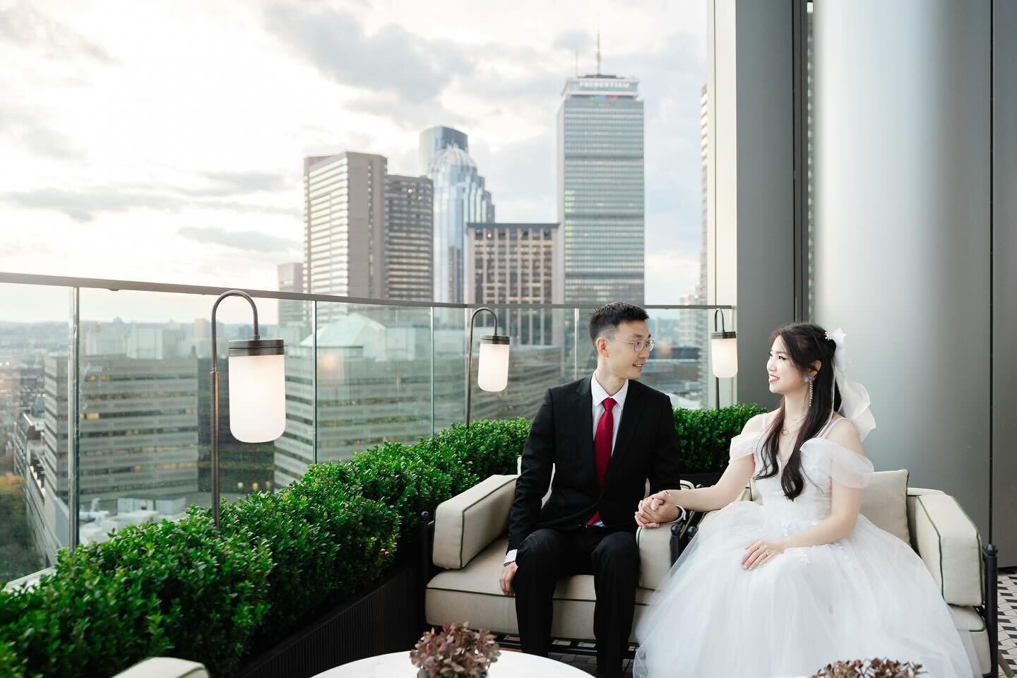 🚨New venue alert! 🚨 We caught an incredible view during sunset on the roof deck at the stunning brand new @rafflesboston in Back Bay 🌇
.
.
.
.
.
#bostonweddingphotography #bostonweddingphotographer #bostonwedding #raffles #rafflesboston #rafflesbo