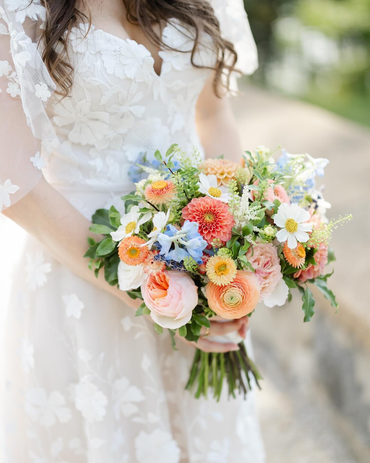 Here for the color 🎨 This wedding deserves a full reel but for now enjoy the gorgeous bouquet by @copper_penny_flowers at @decordovaevents and expertly planned by @elegant_aura ✨
.
.
.
.
.
#decordova #decordovawedding #artmuseumwedding #lincolnweddi