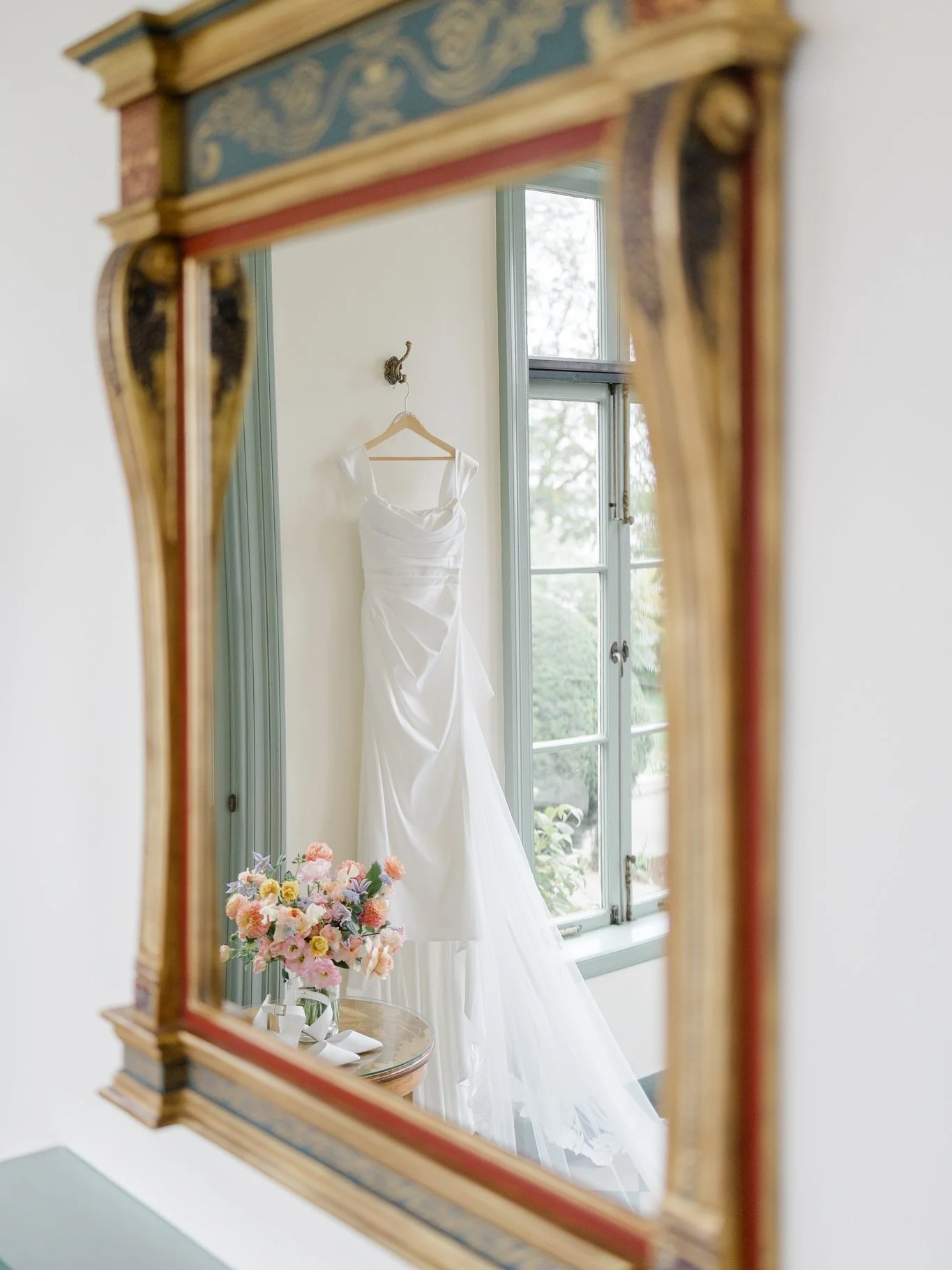 Romantic and whimsical details with bold colors for the wedding of @arielle311 and @pizzamike21 at Misselwood this fall. 🌸 @rococofloralco always pushing the vision to the next level 

Vendors:
Venue: @misselwoodevnts
Planner: @EffortlesseventsbyMad