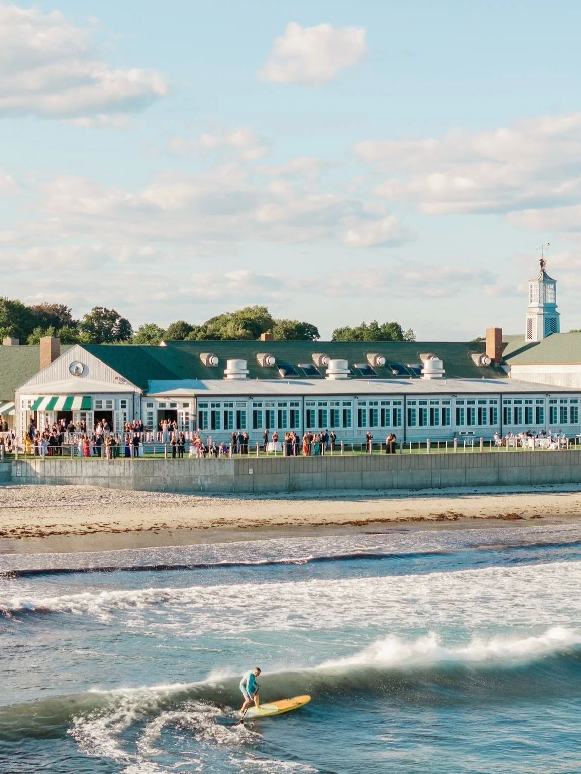 May the most perfect summer seaside cocktail hour find us all in 2026 🌊
.
.
Credits:
Bride: @megandwy
Groom: @lpoke44
Venue: @dunesclubri
Photographer: @lovelyvalentine
Church: St. Thomas More
Planner: @danamarie_weddings
Rentals: @eedecor
Florist: 