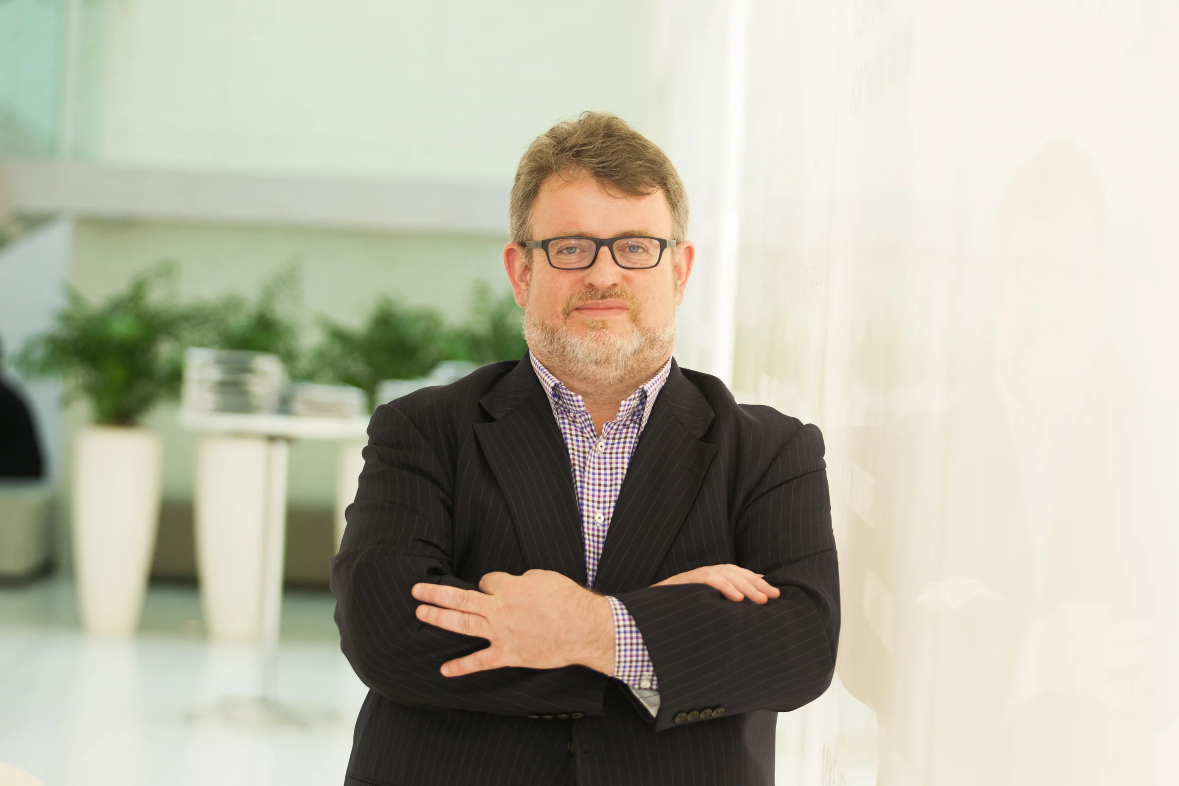 Robin Knowles Headshot2.jpg