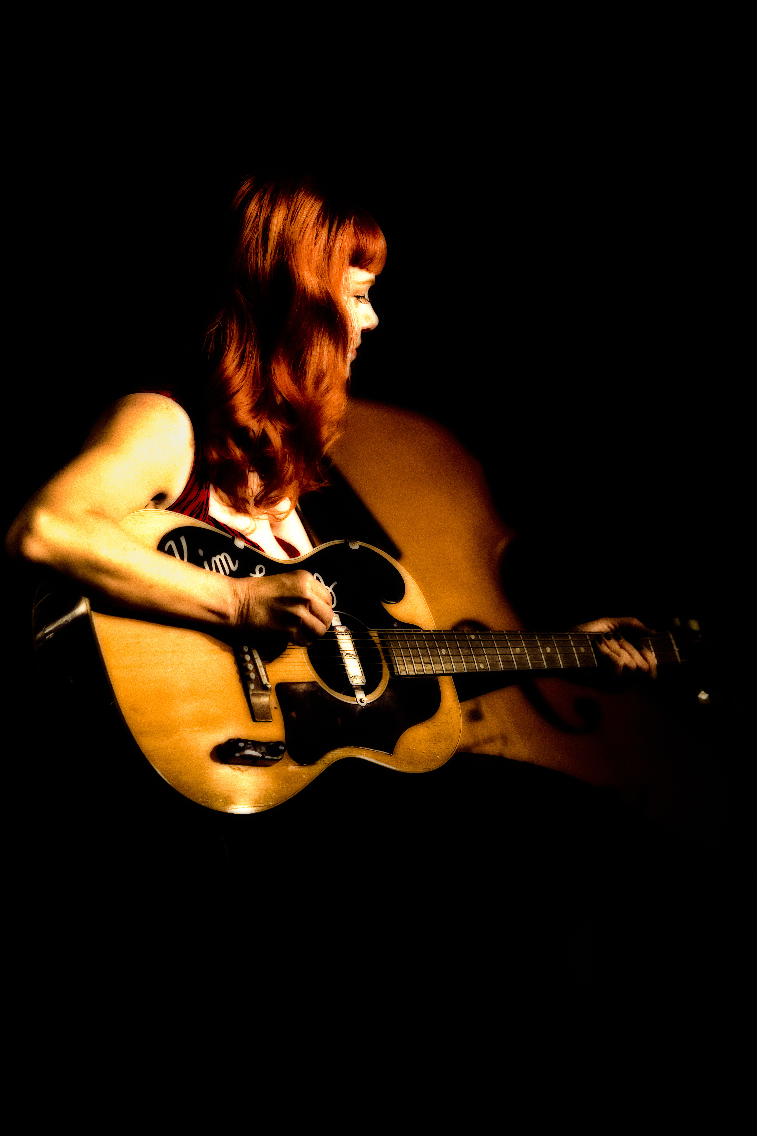 Kim Lenz performing with her Jaguars