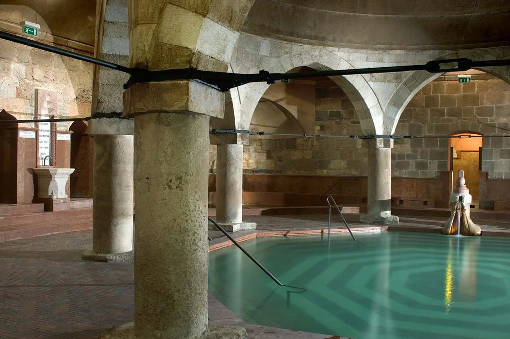 Octogonal-Pool-Rudas-Turkish-Bath-Budapest.jpg