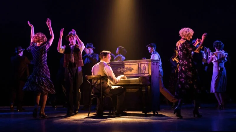 9ccc186dbf9f5acae9b0163dab3055f7-the-sting-at-paper-mill-playhouse-photo-2.jpg