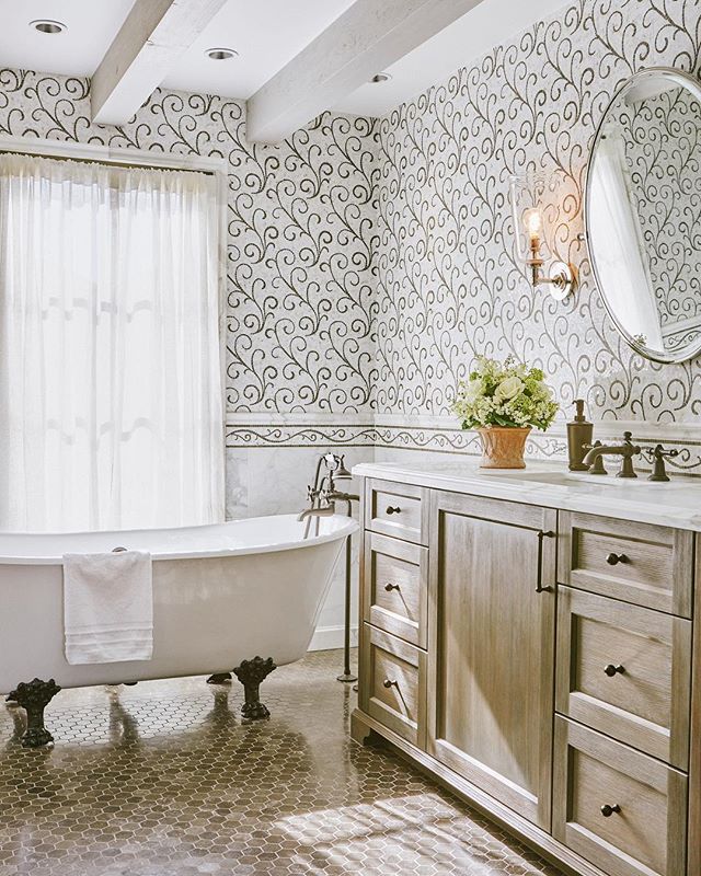 Beautiful bathroom light.
#scottsdale #architecture #interiordesign #bathroomdesign #wallpaper #bathroomdecor #bathtub #interiorphotography