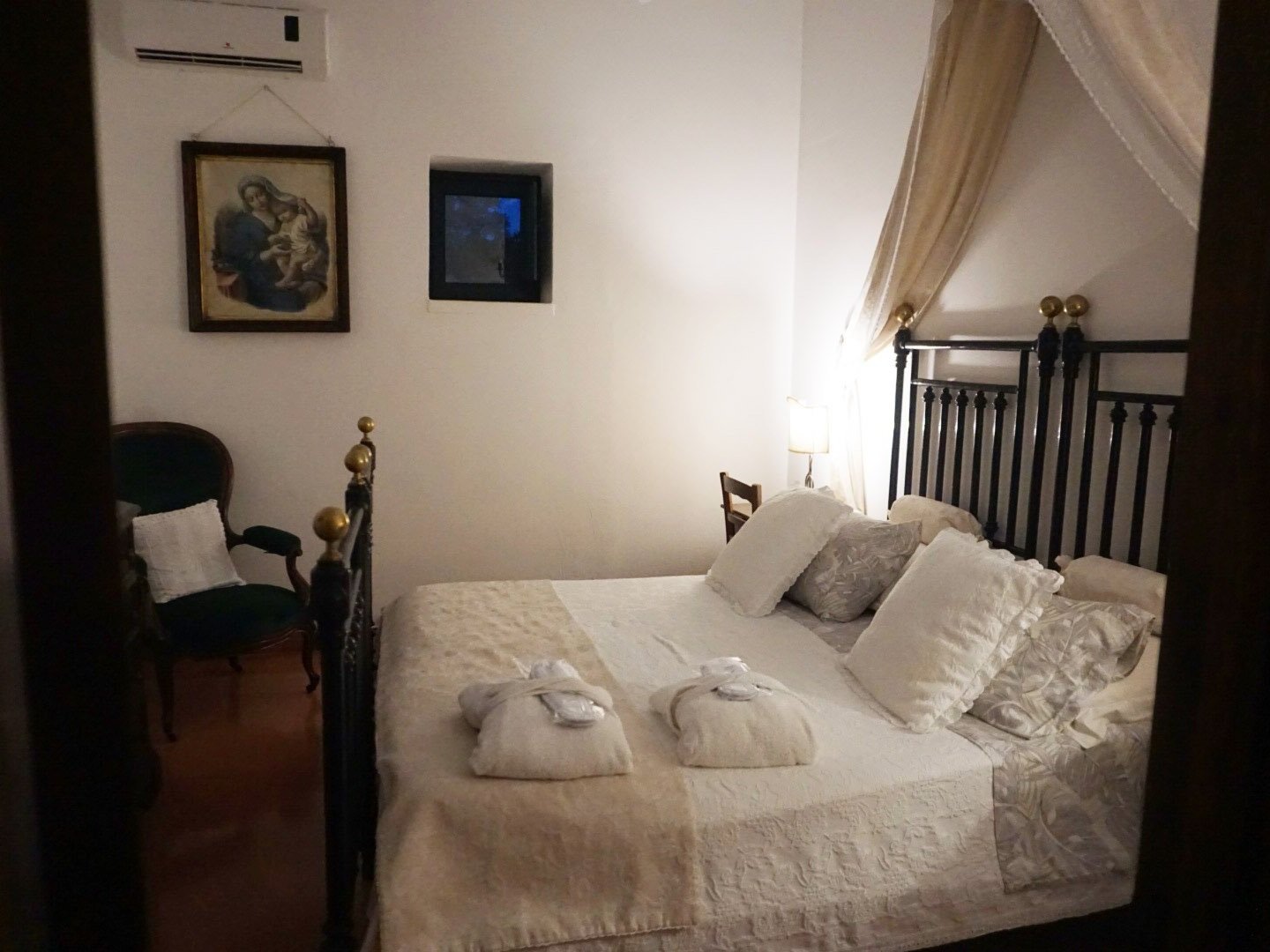 masseria-il-frantoio-italy-bedroom-claudinehart.jpg