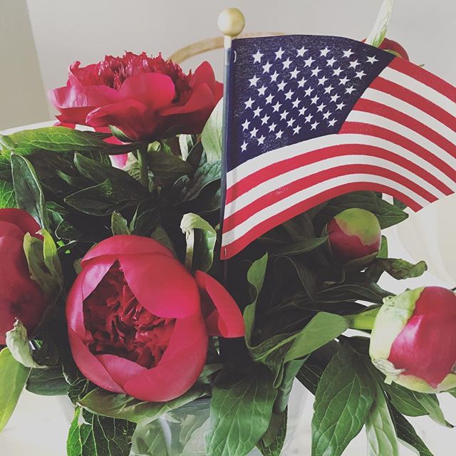 Fourth of July blooms. #happyfourthofjuly #blooms #Ihavethisthingqithflowers #bixbybunglow