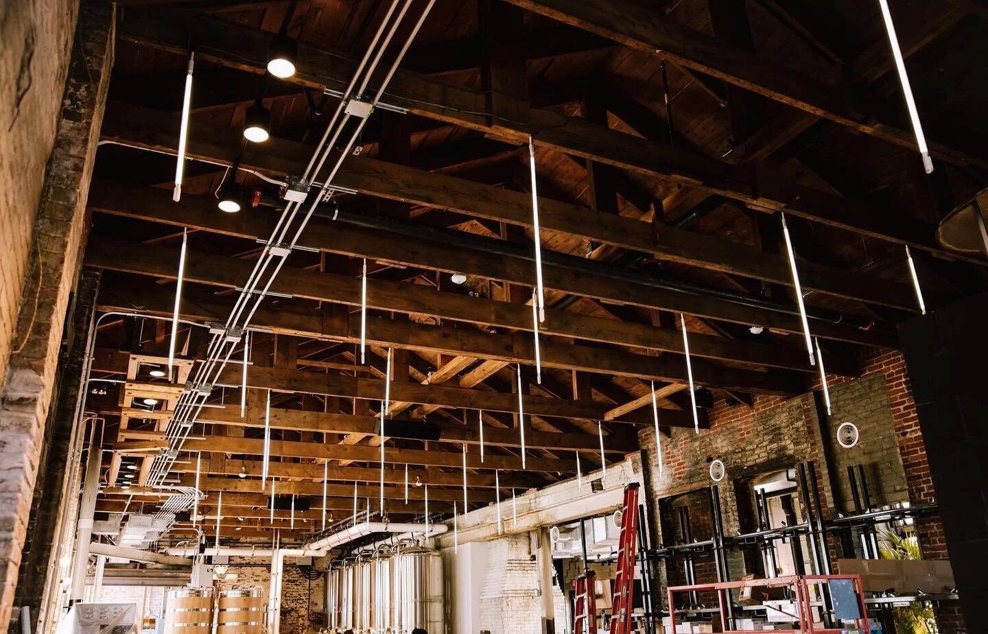 Who’s ready for @tracebrewing beers underneath this dripping neon bar installation?