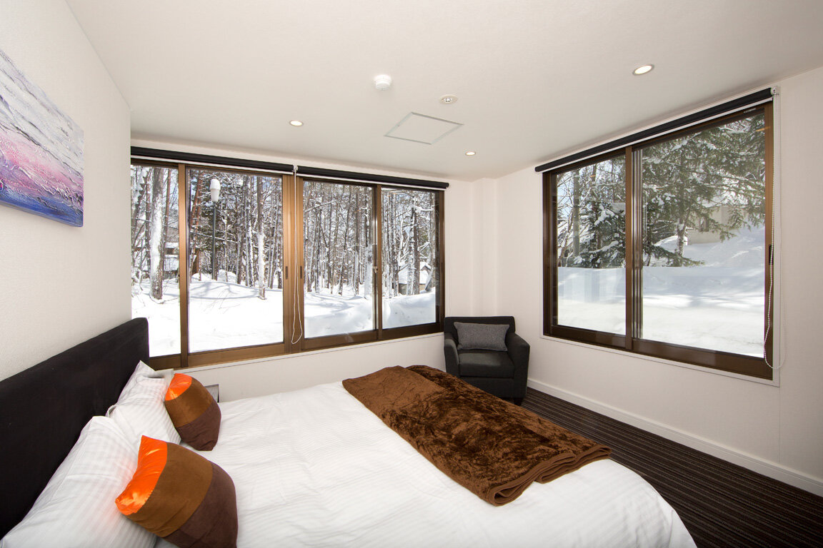 Kaze-bedroom-snow-from-the-window.jpg