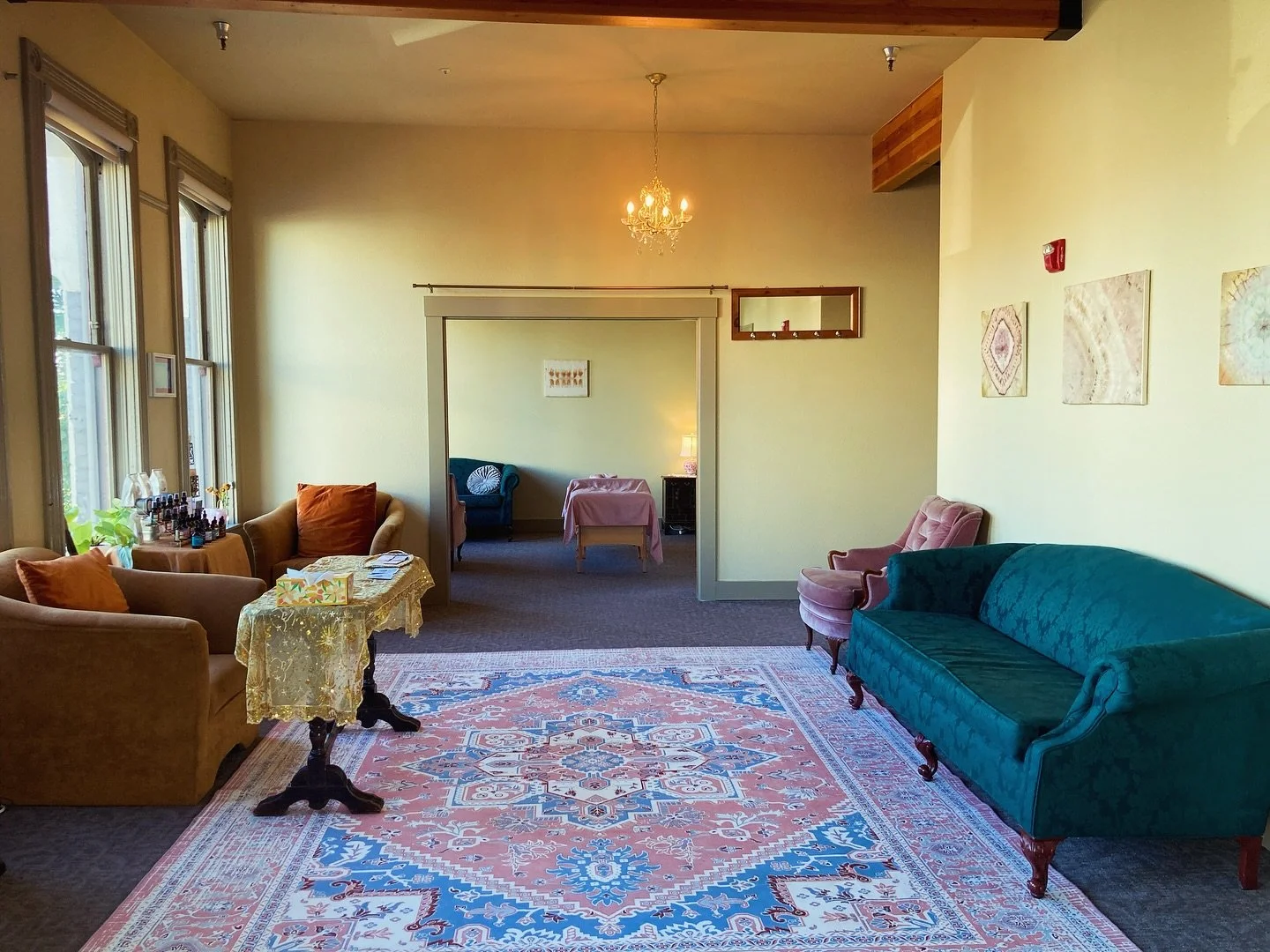 Soaking up the last of the Venusian magic on today&rsquo;s New Moon in Libra &amp; final day of Libra season to add some gorgeous secondhand vintage furnishings &amp; rearranging to beautify our space at @glimmerwellnesspdx 😻

✨Glimmer Wellness Cent