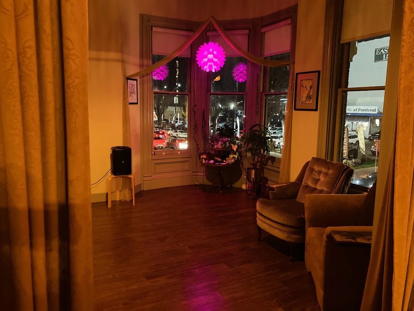 @glimmerwellnesspdx has been thoroughly re-arranged (one of @sarahraynebow &lsquo;s favorite hobbies 😅), cozied, and vibe-ified in preparation for tomorrow&rsquo;s 

❄️Glimmer Wellness Holiday Market! ❄️

💖Sunday, 12/14, 2p-7p💖

This is part holid