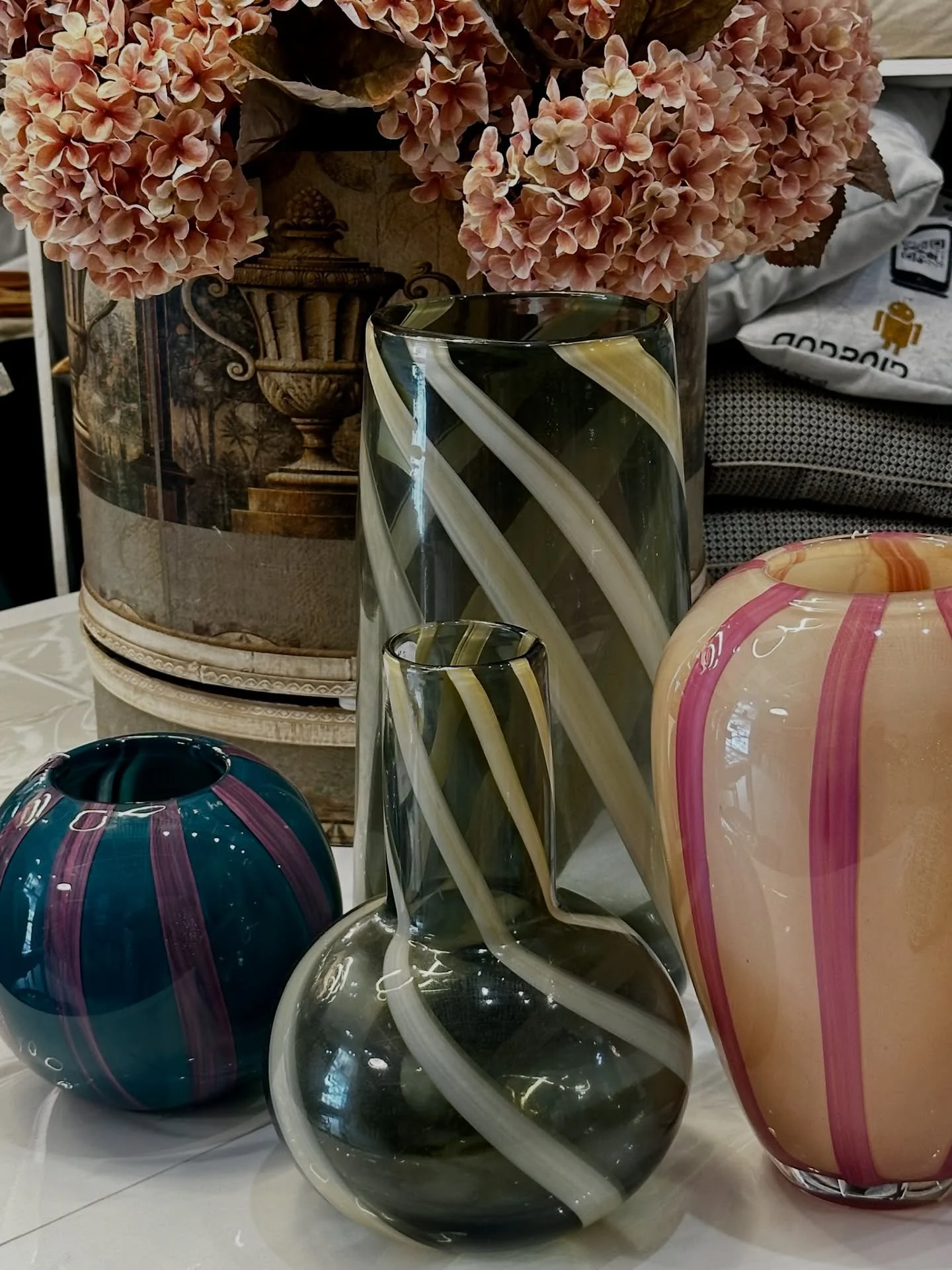 Ci sono vasi che sembrano usciti da una pasticceria, altri dalle case scandinave pi&ugrave; minimal, altri ancora che giocano con i riflessi del vetro colorato.

In negozio trovi una collezione che arreda, decora e conquista: perch&eacute; a volte ba