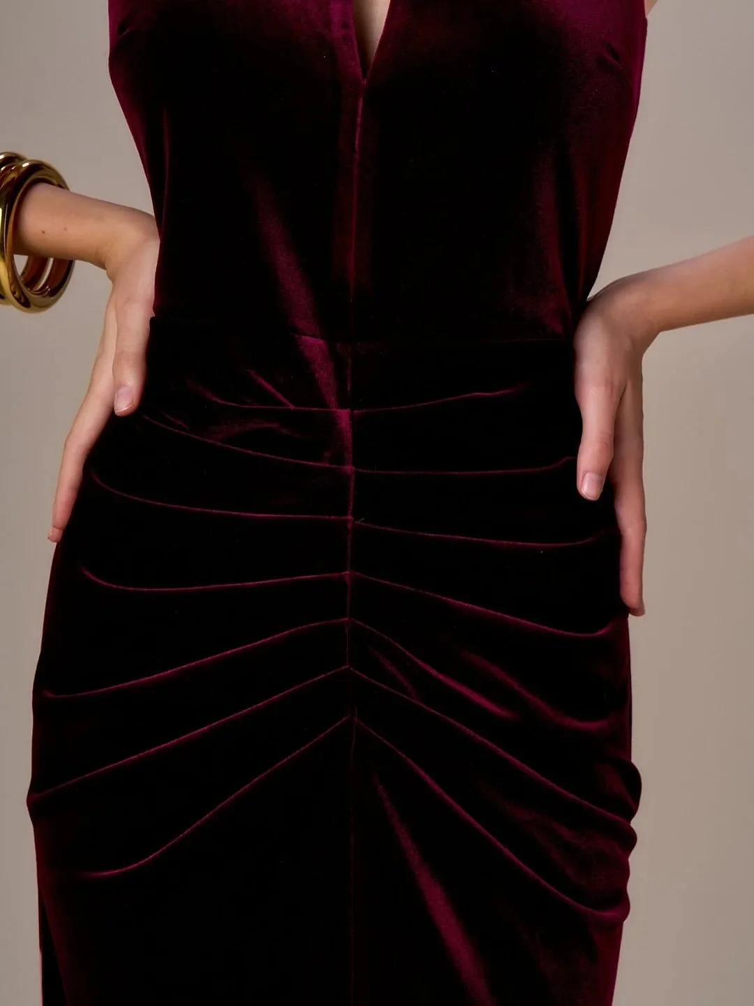 Per il party di Halloween o se state gi&agrave; pensando all&rsquo;abito per la festa di Capodanno, questo long dress in velluto rosso rubino vi aspetta in negozio 🍸&hearts;️