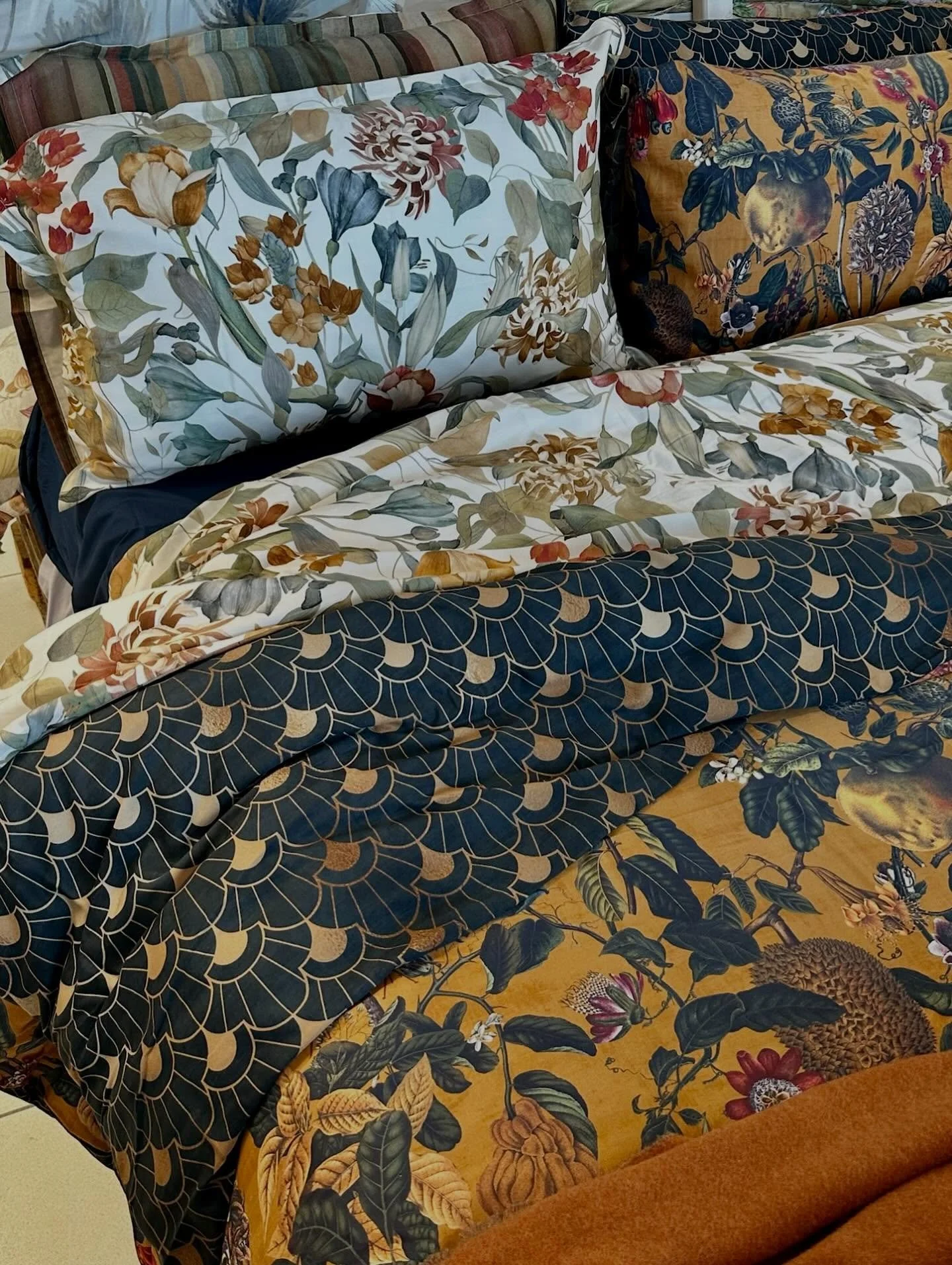 Sfoglia la nostra maxi gallery 🛏️ e scopri i nuovi arrivi per la camera da letto: lenzuola, copripiumini, plaid e accessori che uniscono comfort e stile 😴 

In negozio, SCONTI IN CORSO nel reparto Biancheria:
&bull; selezione piumini letto d&rsquo;