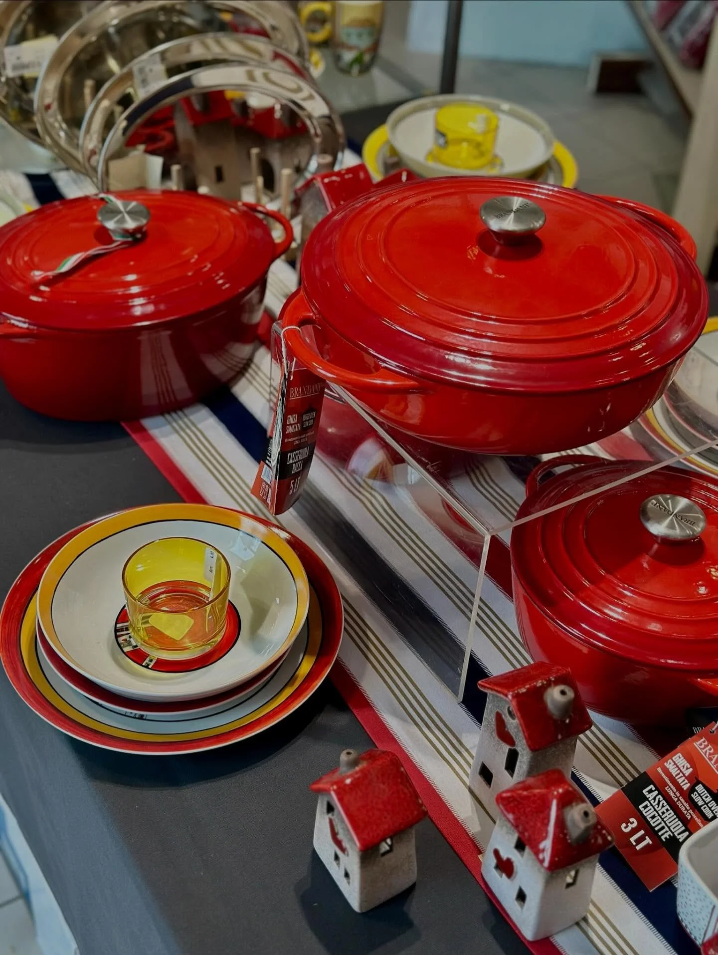 Le pentole in ghisa smaltata uniscono design e performance: ideali per brasati, zuppe e ricette d&rsquo;autunno 🍲

Le trovi da @ego_store, nel reparto Cucina &amp; Tavola.

#egostore #vadoligure #savona #liguria #casalinghi #pentoleinghisa #miseenpl