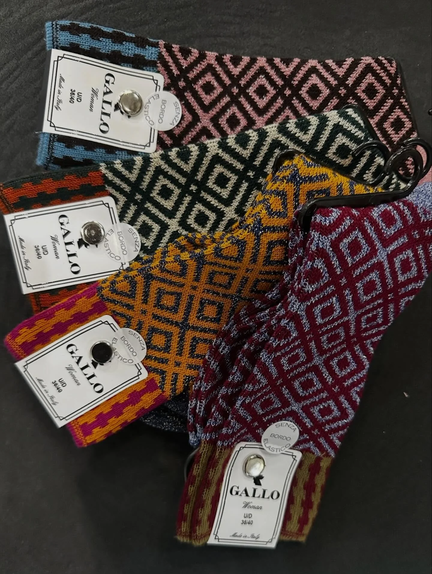 Non solo uomo, le calze @gallo da donna sono colorate, luccicanti, a righe, a pois, con motivi nordici&hellip; sfoglia la gallery e pass a trovarci 🧦

#egostore #vadoligure #savona #liguria #calzegallo