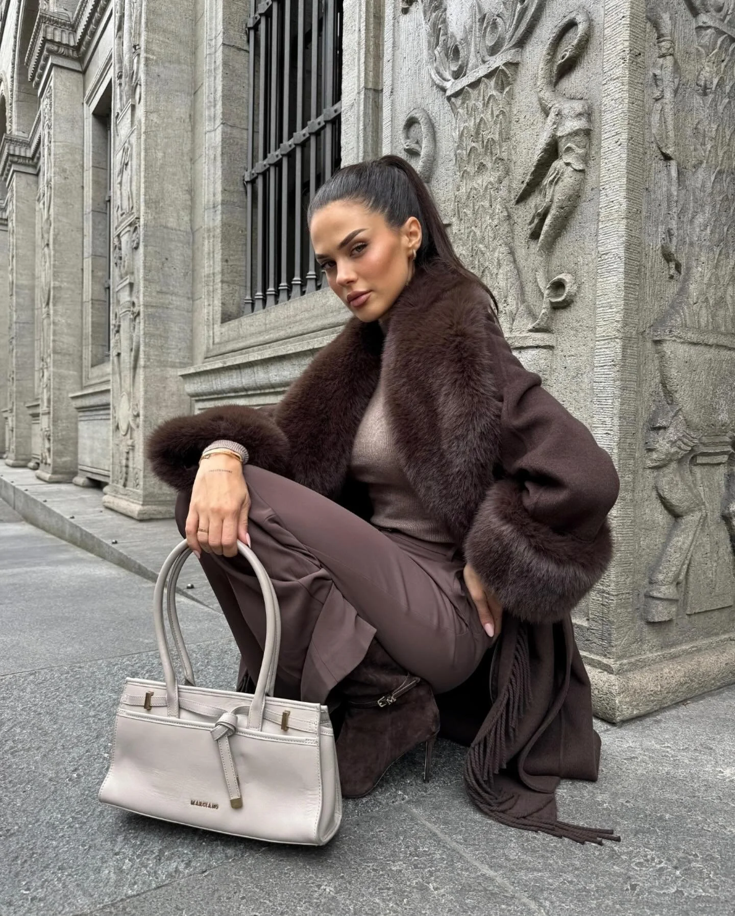 Oh yes questo &egrave; il cappotto dell&rsquo;autunno 🤎

Passate a provarlo: &egrave; disponibile marrone (come in foto), nero e crema, firmato @marciano 

Per info e spedizioni contattaci su WhatsApp al 3421685846

#cappotti #coatseason #brownisbea