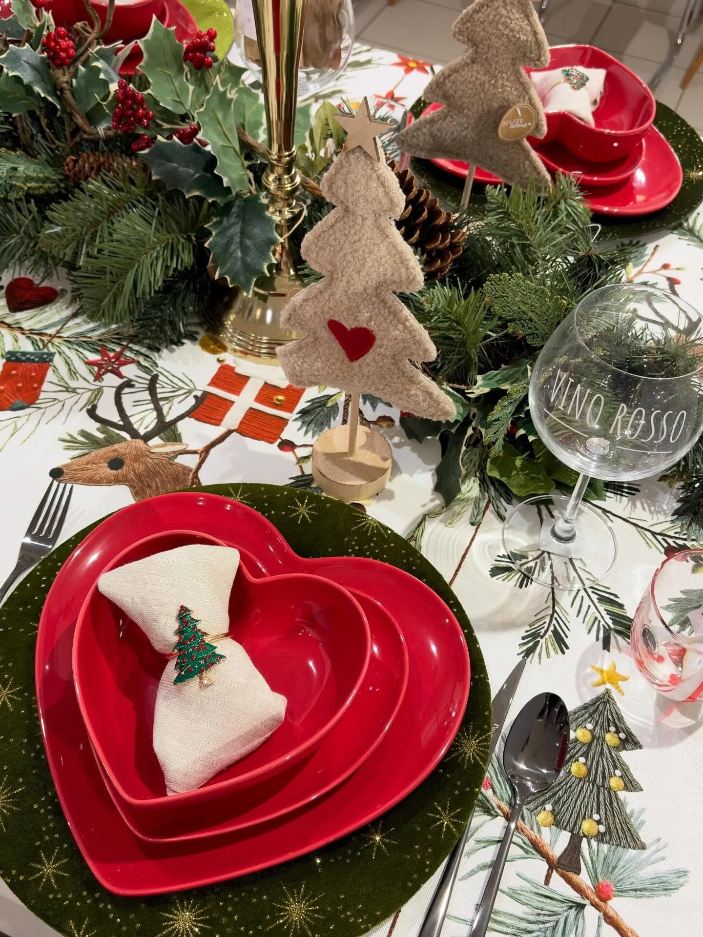 La magia della tavola di Natale inizia dai dettagli: piatti che accendono l&rsquo;atmosfera, centrotavola che profumano di festa e tovaglie ricamate disponibili anche per grandi tavolate da 18 e 24 posti ❤️

Una selezione pensata per chi ama ricevere