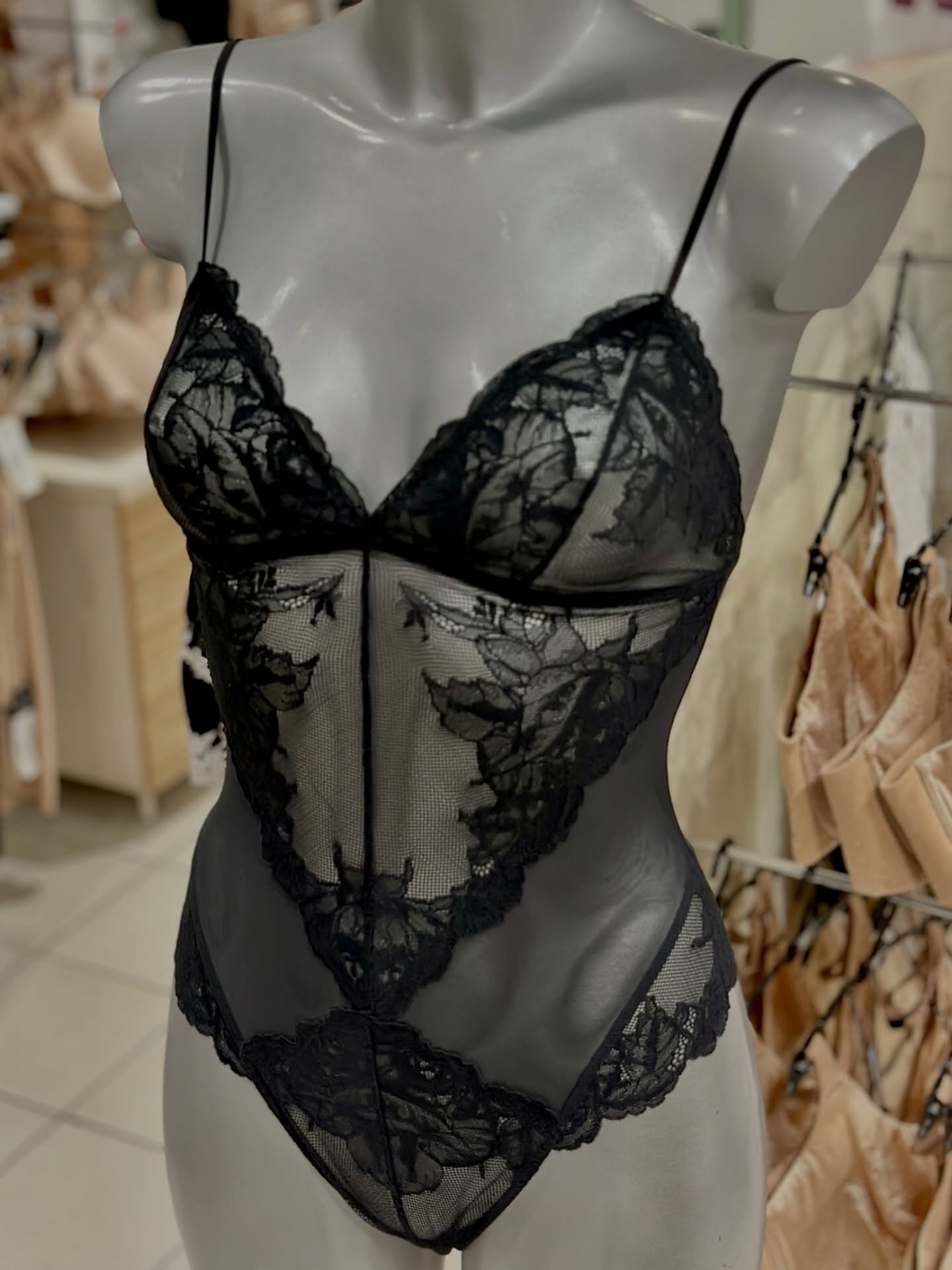 🖤 Nuove collezioni nel reparto intimo

Nel nostro reparto lingerie trovi soluzioni per tutte le donne e tutte le forme: reggiseni con coppe fino alla K, ma anche completi intimo eleganti o pi&ugrave; sexy, intimo invisibile super confortevole da ind