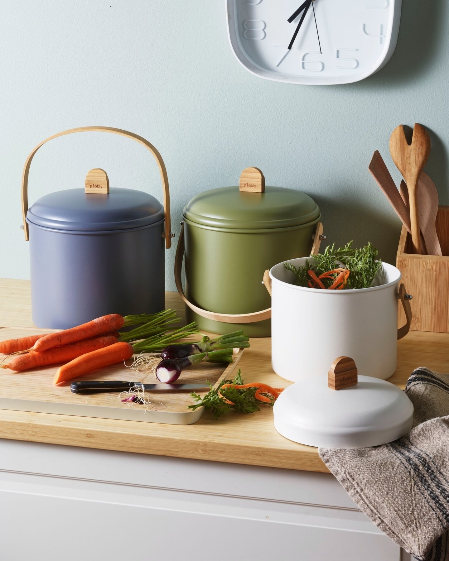 Piccolo gesto, grande differenza 🥕🥦 Il nuovo secchiello compost @pebblyfrance &egrave; la soluzione easy per gestire gli scarti in cucina senza stress (e senza brutti oggetti in vista).

Compatto, carino e super pratico &mdash; una volta che inizi 