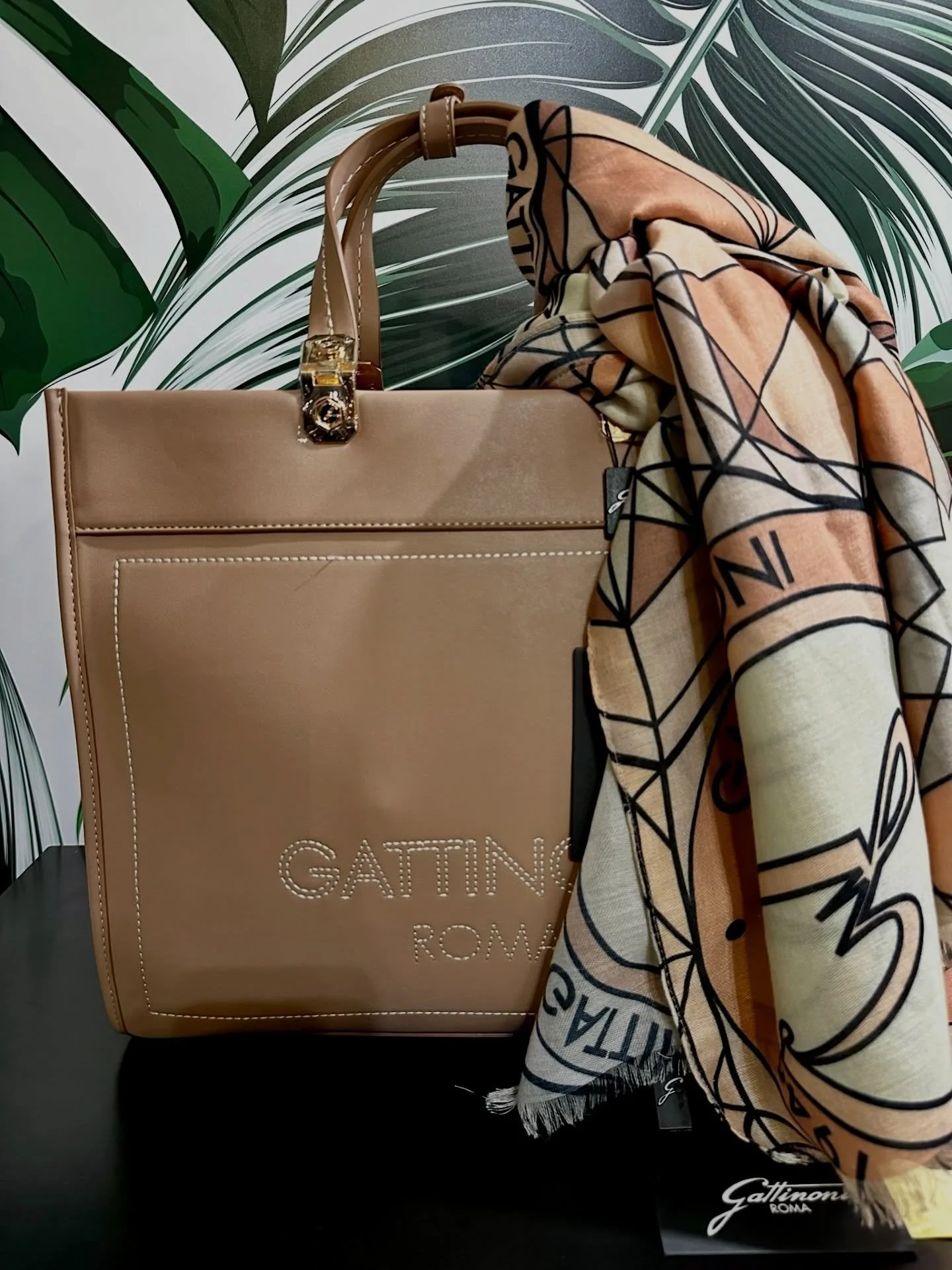 Dalla shopping bag alla tracolla, fino alla spalla: le nuove borse @gattinoni_official si muovono tra nuance tortora e cognac, facili da abbinare e perfette per la primavera.

E per chi ama i grandi classici, ci sono anche i modelli con l&rsquo;iconi