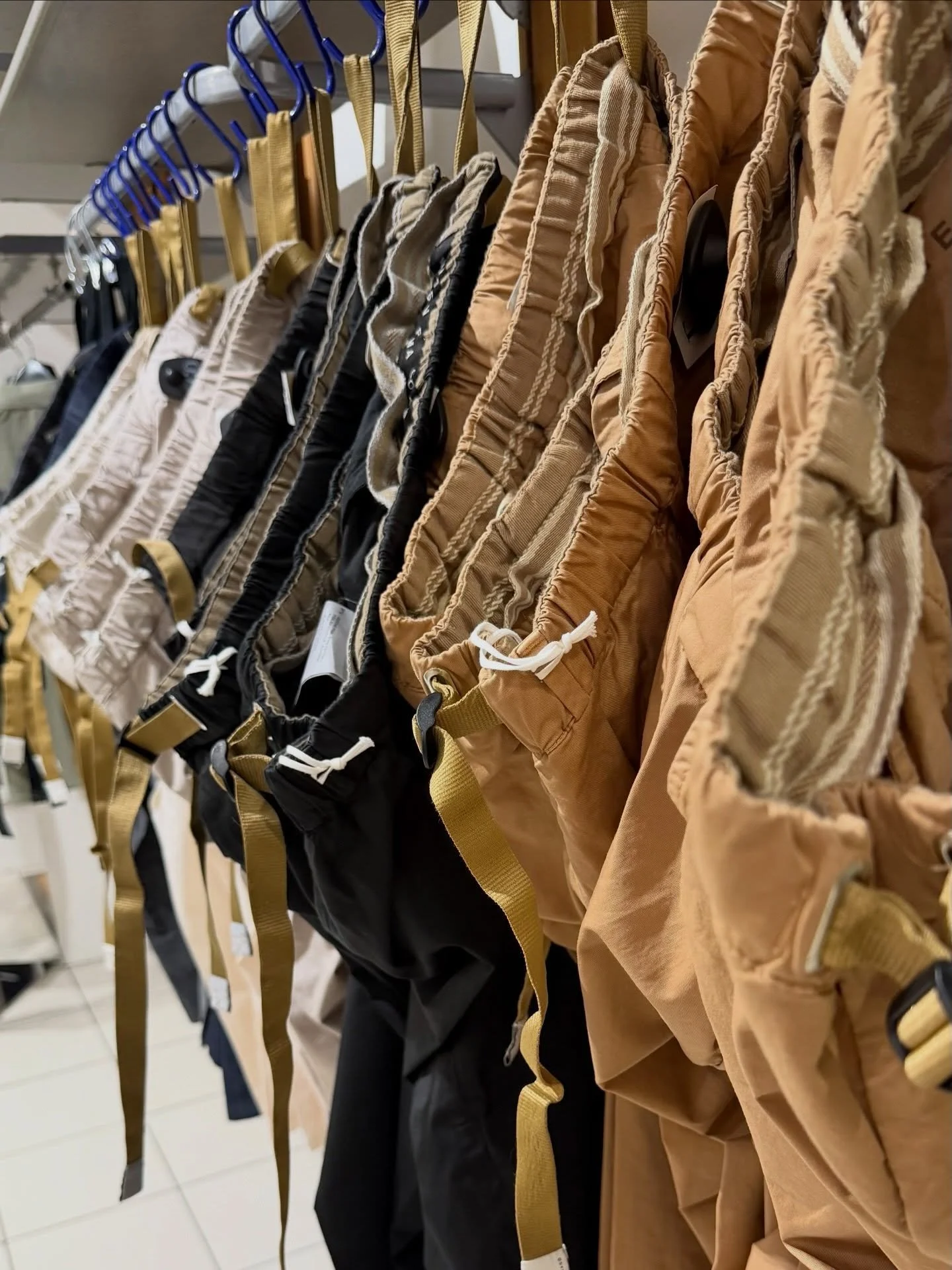 @whitesandofficial quelli con la chiusura che ormai riconosci subito.
Ispirazione outdoor, fit rilassato e colori naturali da portare tutti i giorni. 

Nel video > i nuovi colori uomo. In negozio, trovi anche la collezione donna 😎