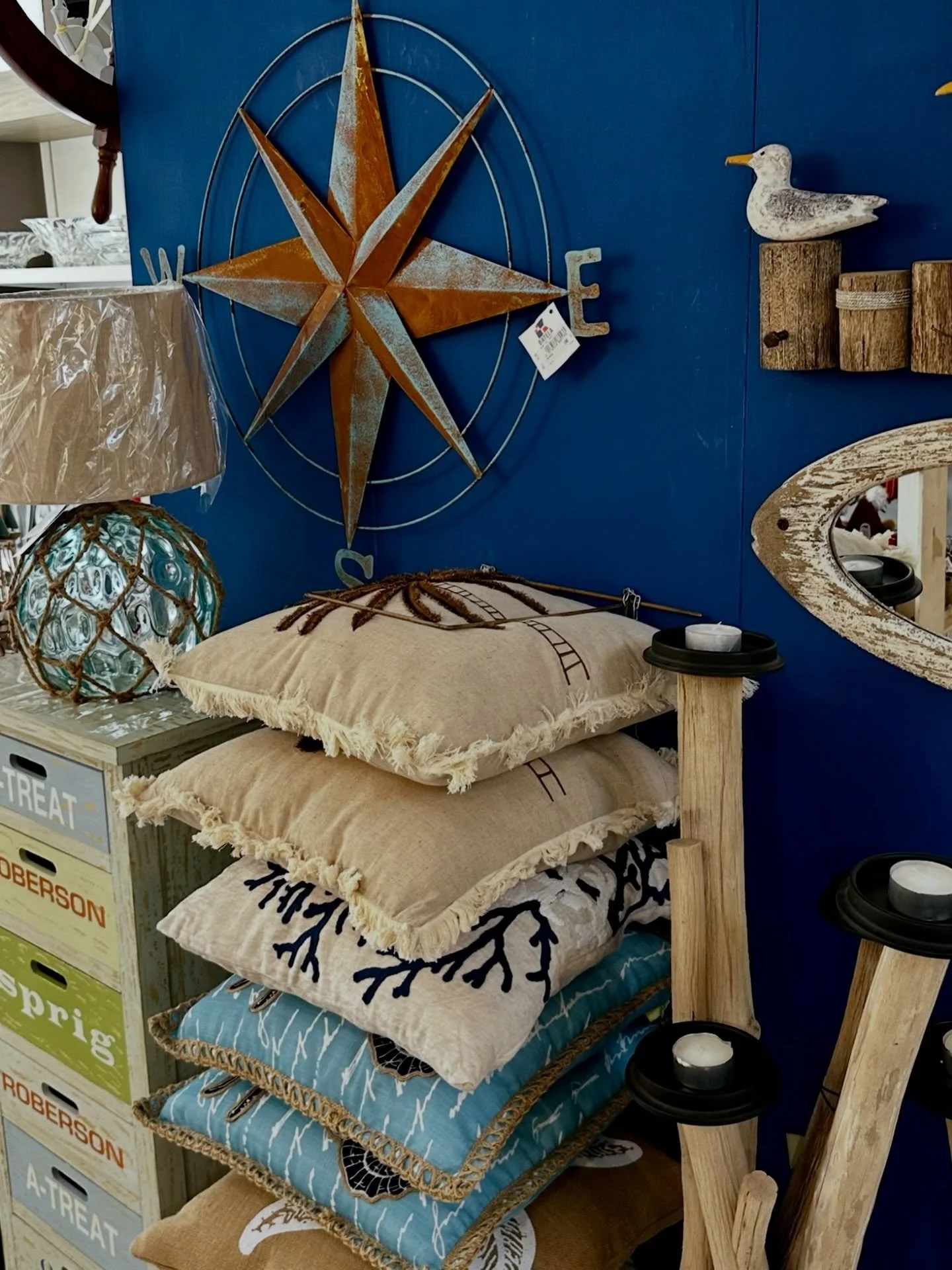 Voglia di casa al mare? 🌊

In negozio trovi tutto per ricrearla: arredi e decorazioni ispirate al mondo marino, piatti con coralli e conchiglie, completi letto in tutte le sfumature di blu, cuscini e dettagli che sanno gi&agrave; di estate.

E poi b