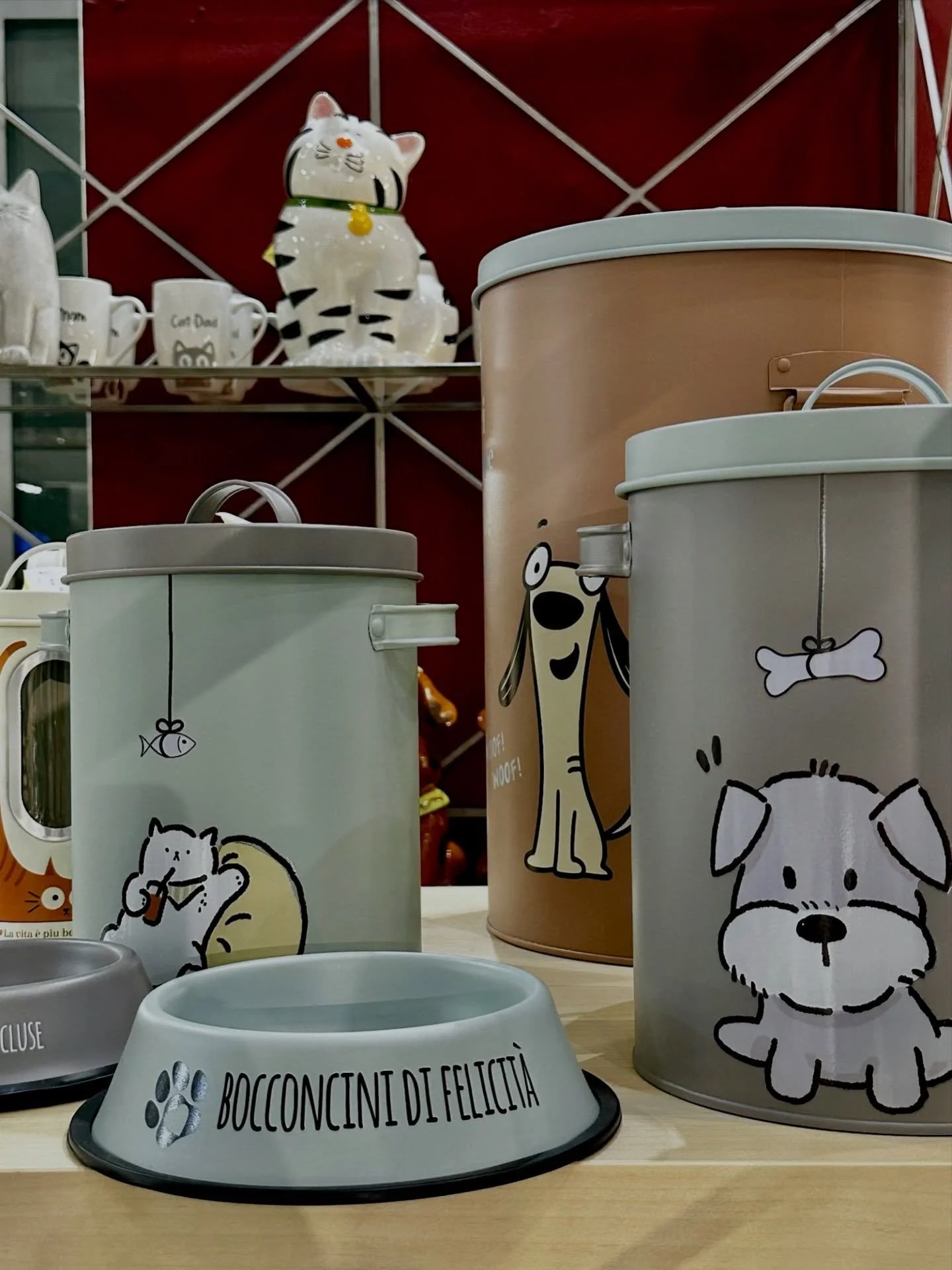 Per chi ama gli animali. E per chi vive con loro. 🐾

Tazze, porta biscotti, tovaglie, lenzuola, asciugamani&hellip;
e poi ciotole e accessori, questa volta proprio per loro.

Perch&eacute; s&igrave;, lo sappiamo:
comandano loro. 🐶🤍🐱

👉 P.S. Perf