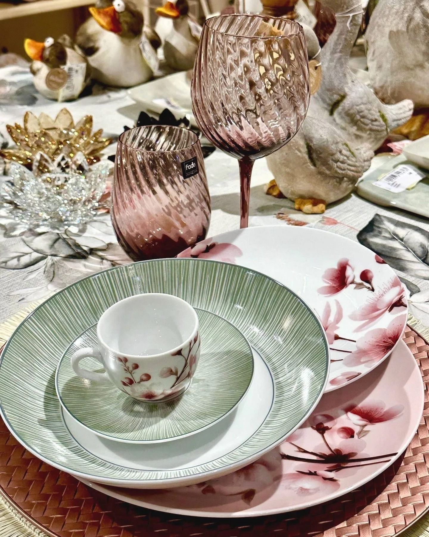 I fiori di pesco diventano il filo conduttore della nostra nuova tavola 🌸 

Venite a scoprire le nuove mise en place dedicate alla Primavera Estate, in negozio. 

#egostore #savona #liguria #arredarelatavola #misenplace