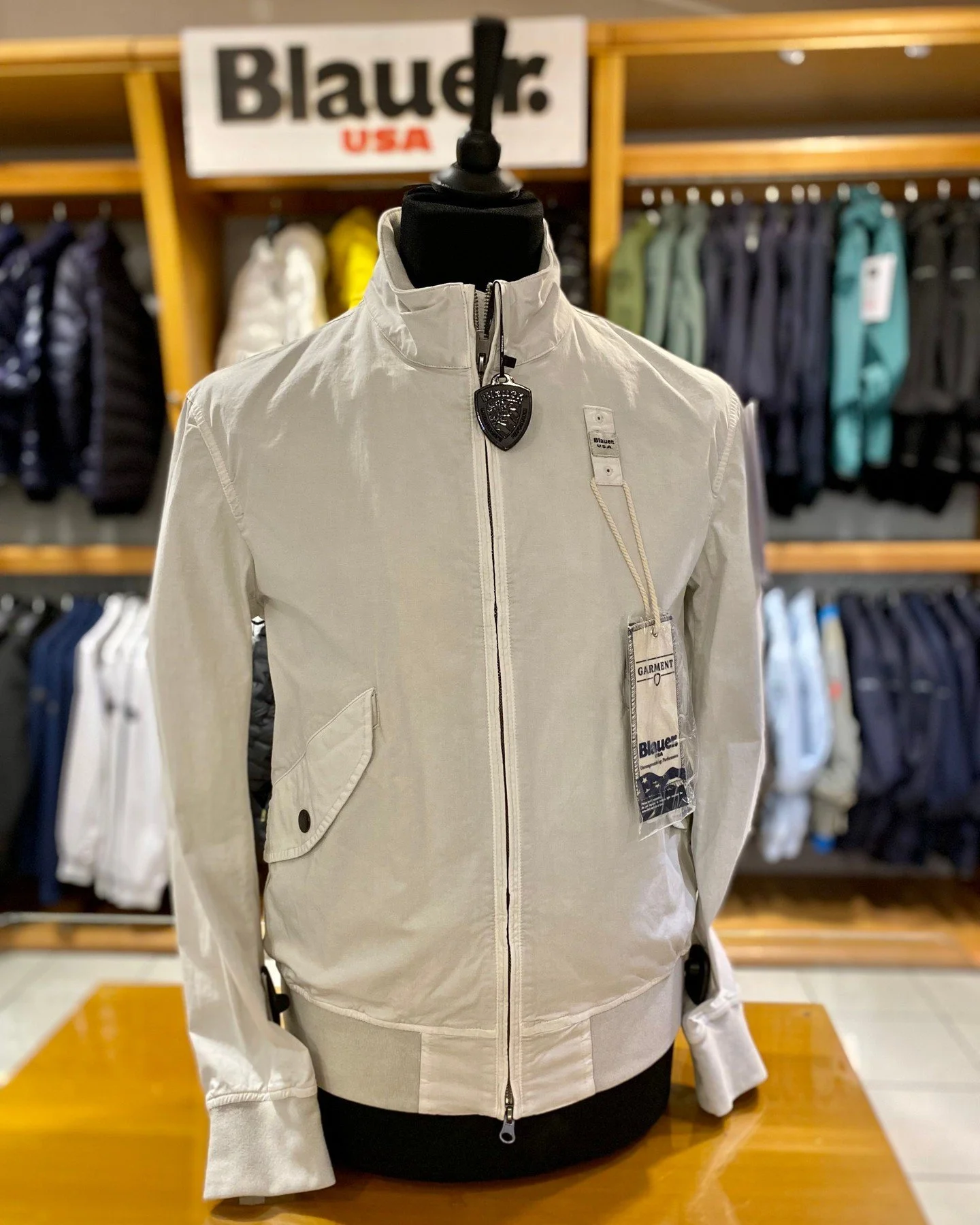 Uno dei piaceri in qualsiasi stagione stagione &egrave; infilarsi una giacca leggera. Per la primavera-esatte @Blauerusa aggiorna i pesi e propone giubbotti, giacche a vento e piumini 100gr (perfetti per le serate in motorino).

Tantissimi modelli - 