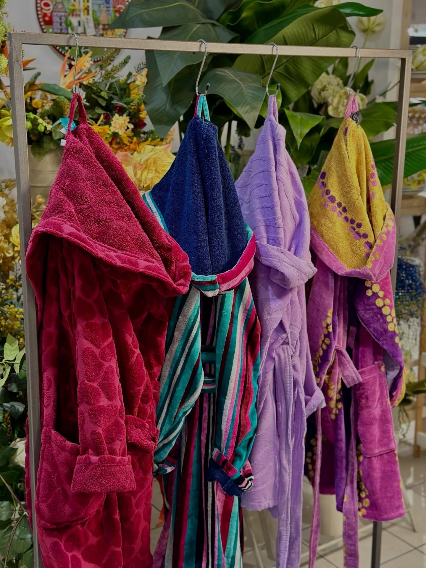Cambia look al bagno 🌈 
In negozio trovi una selezione completa per trasformarlo con stile: accappatoi, tappeti, porta saponi, ceste e ceste biancheria.
Tonalit&agrave; armoniose, materiali piacevoli, dettagli che fanno la differenza.

Siamo aperti 