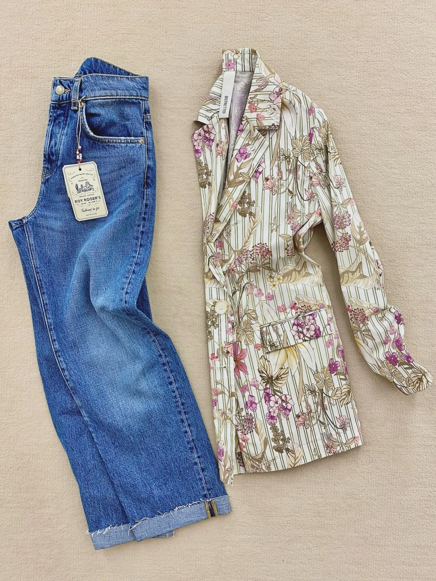 Look del giorno 🌸
blazer a fiori @distretto12official + jeans boyfriend fit @royrogers_official 

#lookoftheday #modauomo #egostore #savona #liguria