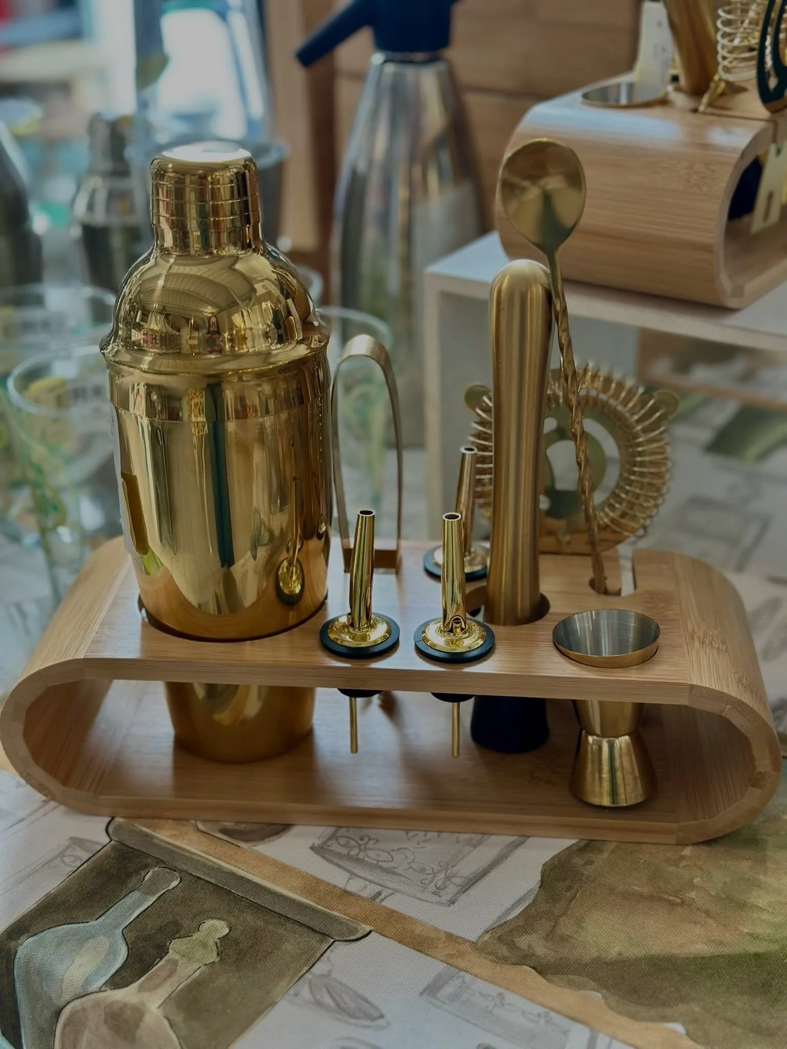 Aperitivo time? 🍸

Americano, Negroni, Spritz, Mojito&hellip; o semplicemente bollicine ghiacciate.

Sono arrivati kit professionali per cocktail, insieme a bicchieri pensati per ogni drink e a tutto il necessario per servire champagne e vino con il