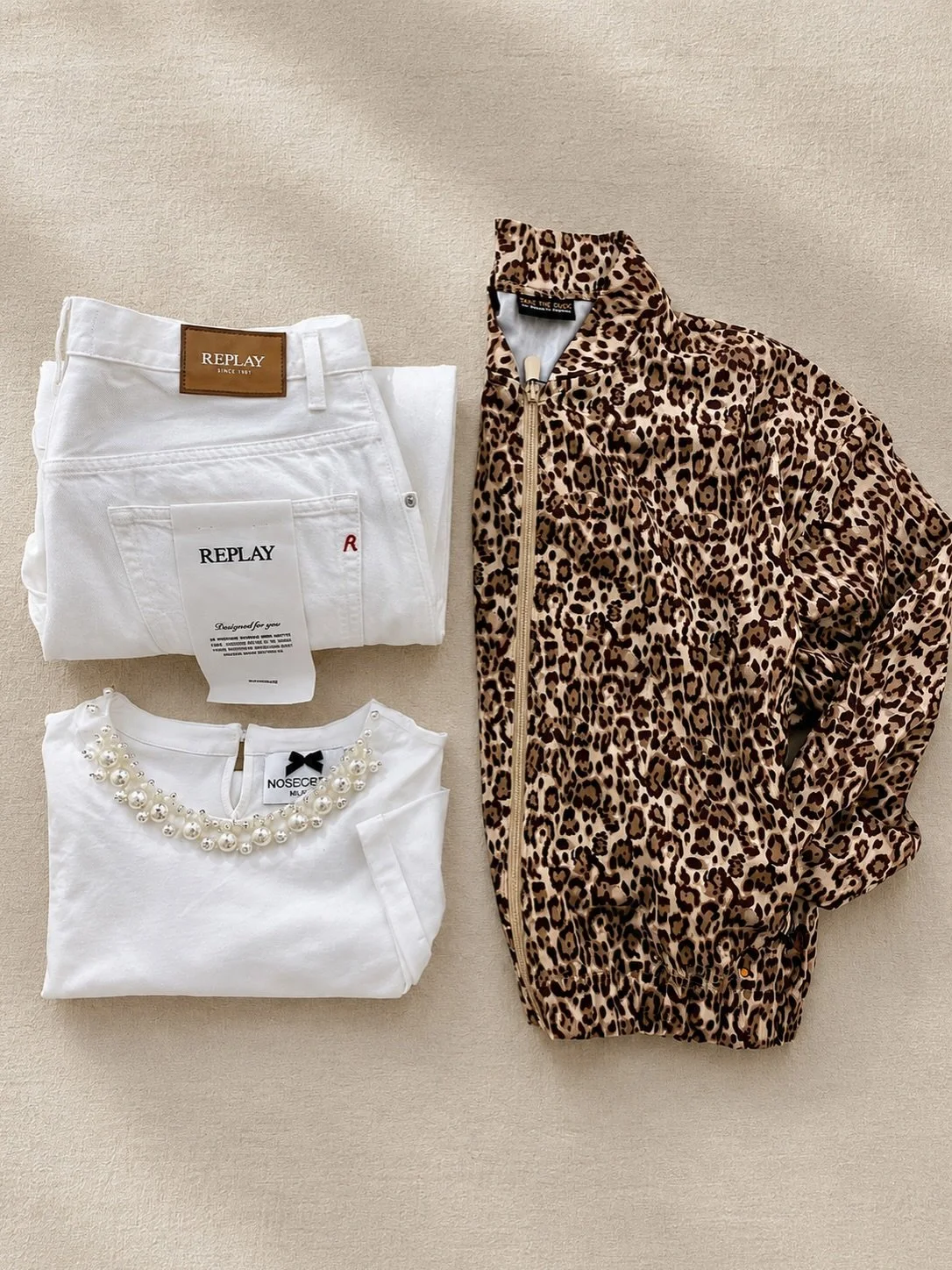 Il jeans bianco &egrave; la scelta pi&ugrave; chic da maggio a settembre 🤍

Provateli con questo look: jeans @replay + top @nosecretsmilano + bomber @save_the_duck 🐆

**PROMO ** -20% in buono sull&rsquo;acquisto di giacche Save The Duck fino al 31/
