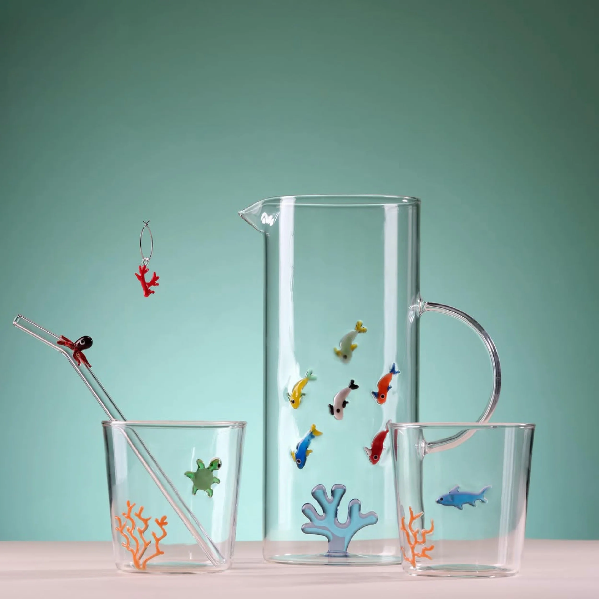 Bicchieri e caraffe in vetro decorati con pesciolini, coralli e richiami marini: perfetti per un aperitivo vista mare, una cena tra amici o semplicemente per portare un po&rsquo; di poesia nella quotidianit&agrave;. ✨🐚 🐠🪸

Nuovi arrivi @wdlifestyl