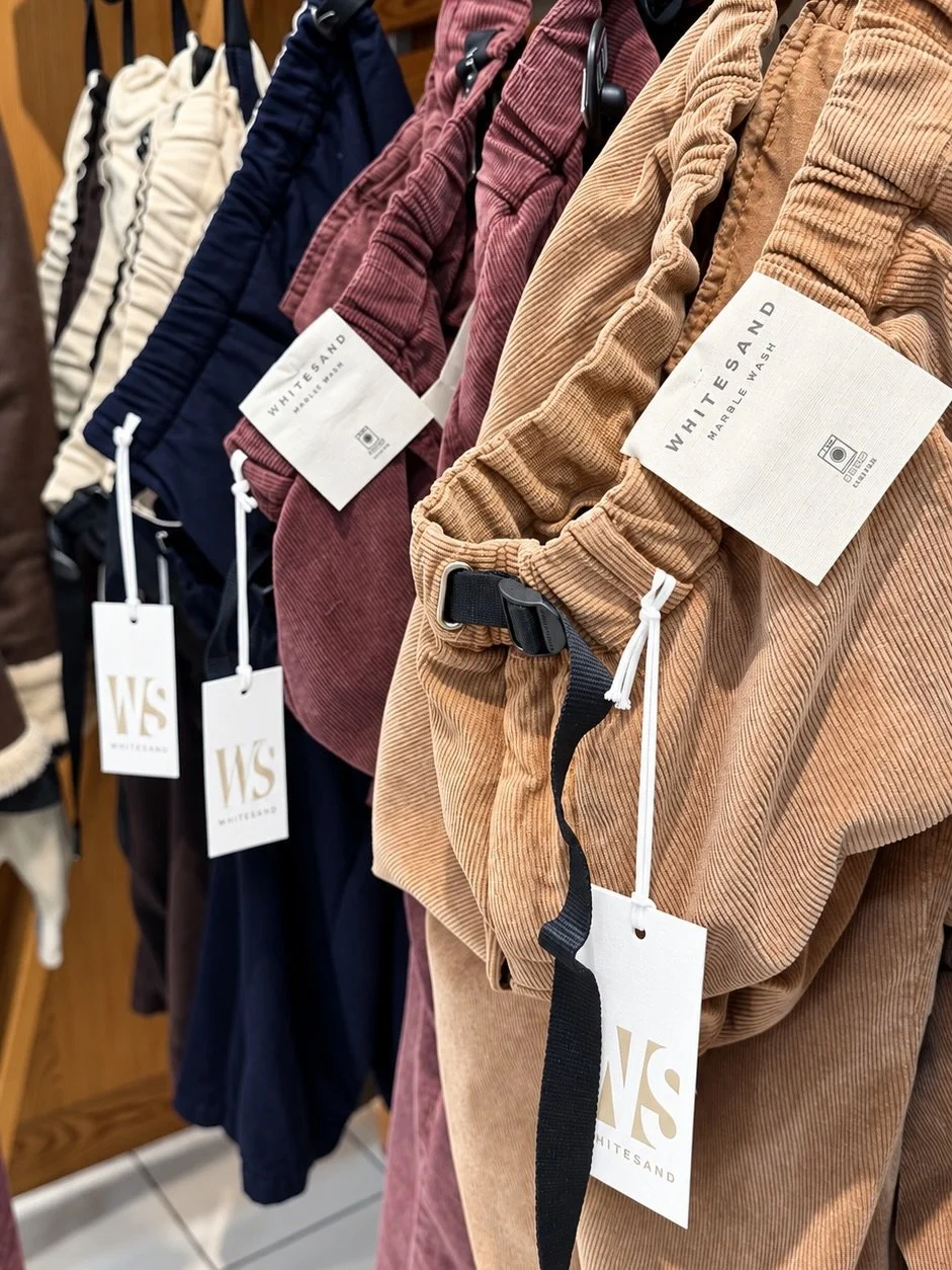 Nato in Romagna, @whitesandofficial reinterpreta l&rsquo;utility wear con volumi contemporanei, materiali ricercati e dettagli diventati iconici: il laccio in vita e la piccola pietra sulla tasca. 

Pantaloni riconoscibili, cool e incredibilmente fac