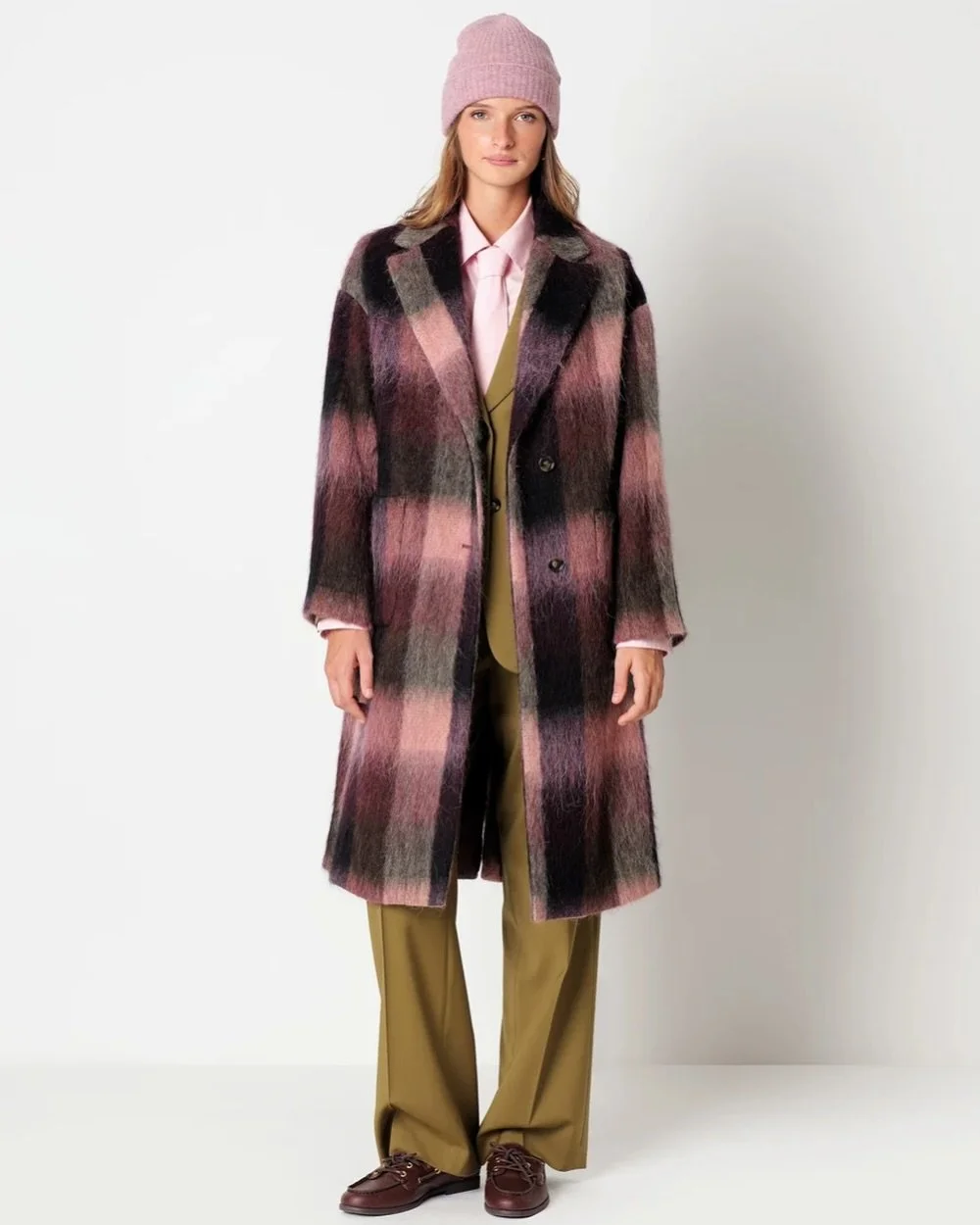 Uno dei primi desideri della nuova stagione 🧡🤎🩷

Il nuovo cappotto check d&eacute;grad&eacute; di @manuelritzofficial fa subito venire voglia d&rsquo;autunno.

Questo e tantissimi altri modelli della nuova collezione ti aspettano, vieni a provarli