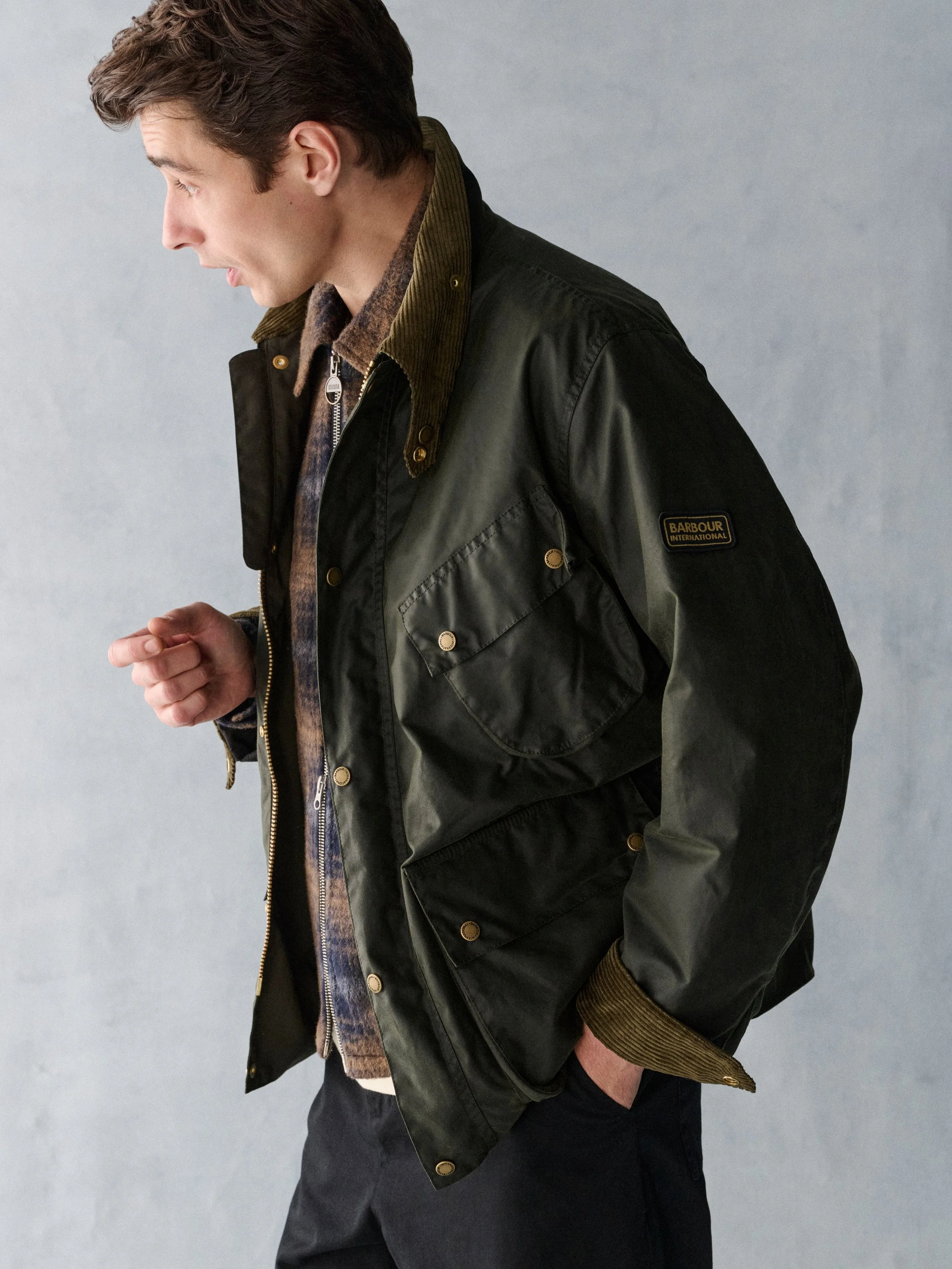 @barbourinternational cool, da sempre!

Giacche iconiche, carattere British e un&rsquo;attitudine che non passa mai di moda. #BarbourInternational &egrave; uno di quei classici che attraversano le stagioni restando sempre contemporanei.

La nuova col