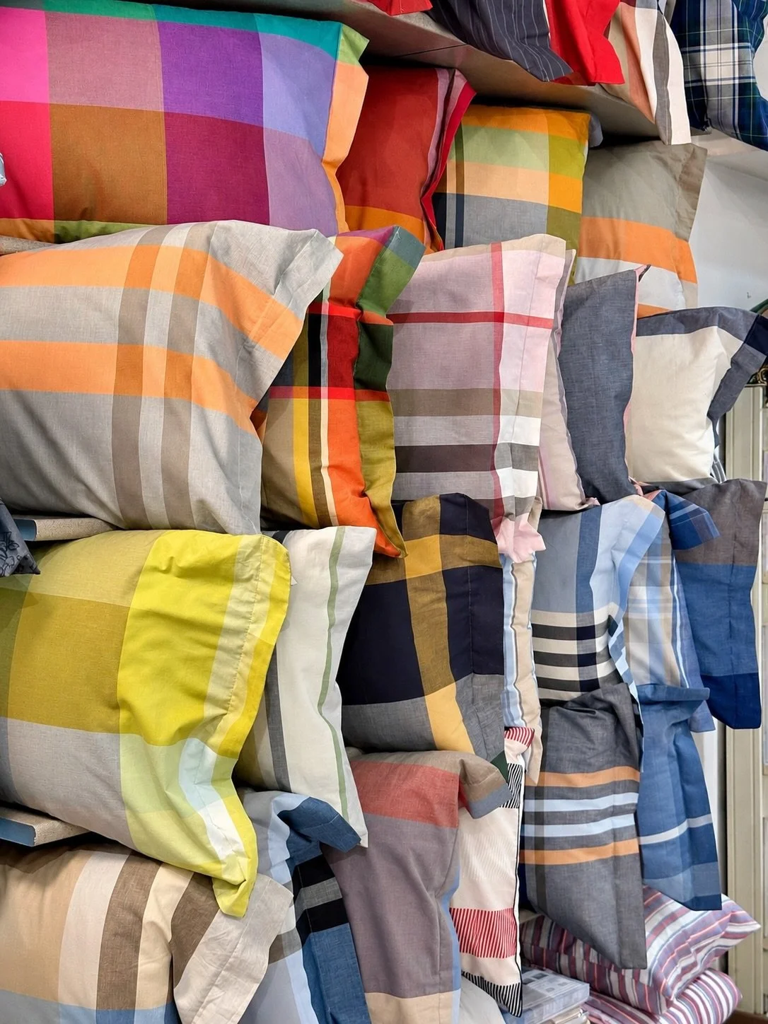 NUOVA STAGIONE, NUOVI COMPLETI LETTO 🤍

Fiori, righe, quadri, colori e fantasie per ogni stile. Tantissime proposte per letti matrimoniali, una piazza e mezza e singoli.

Scorri la gallery e lasciati ispirare ✨

E continua la PROMO MATERASSI: -35% s