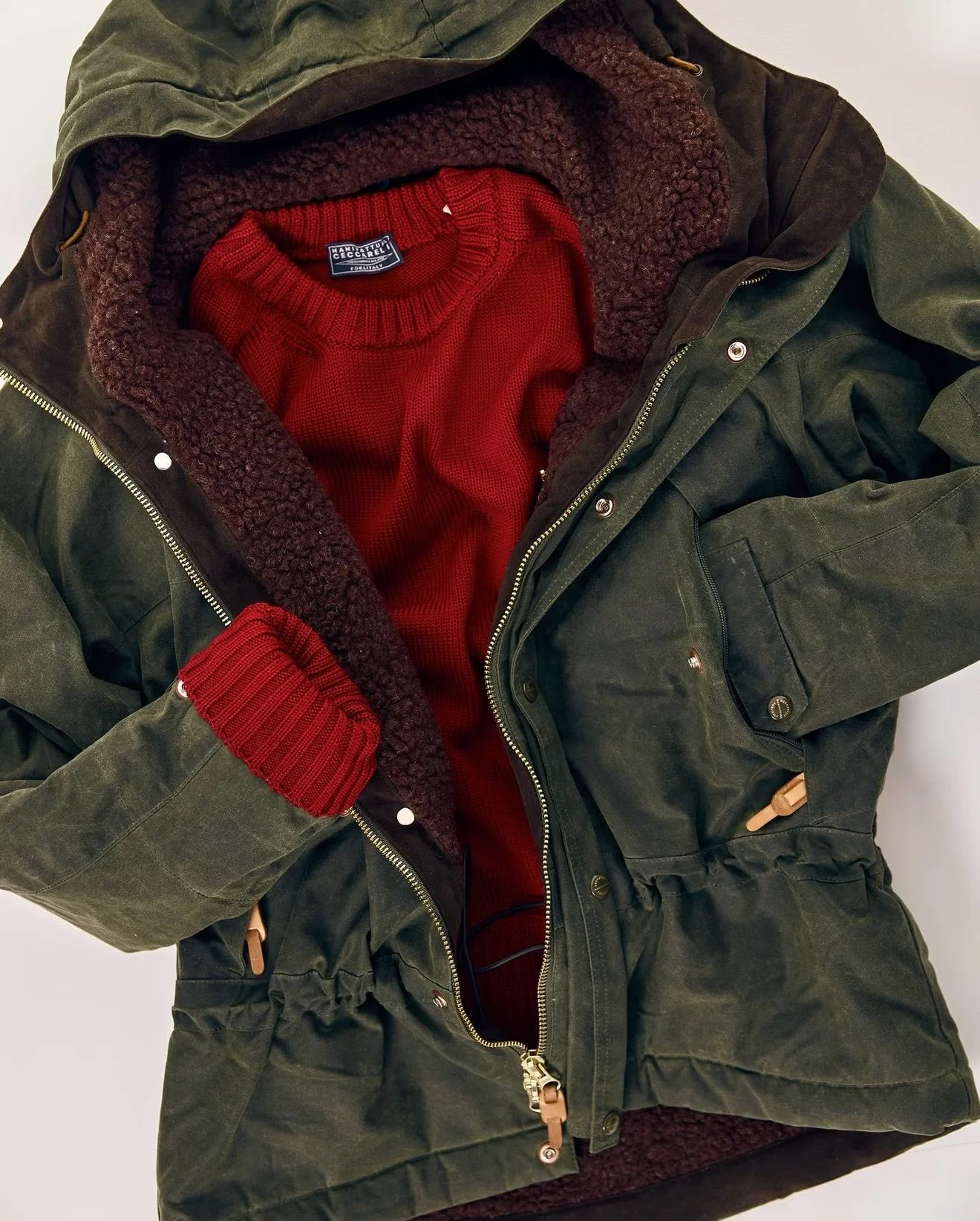 L&rsquo;iconica Mountain Jacket in cotone cerato di @manifatturaceccarelli. 
Una di quelle giacche che diventano pi&ugrave; belle con il tempo, da indossare e riscoprire autunno dopo autunno.

La nuova collezione #ManifatturaCeccarelli &egrave; in st