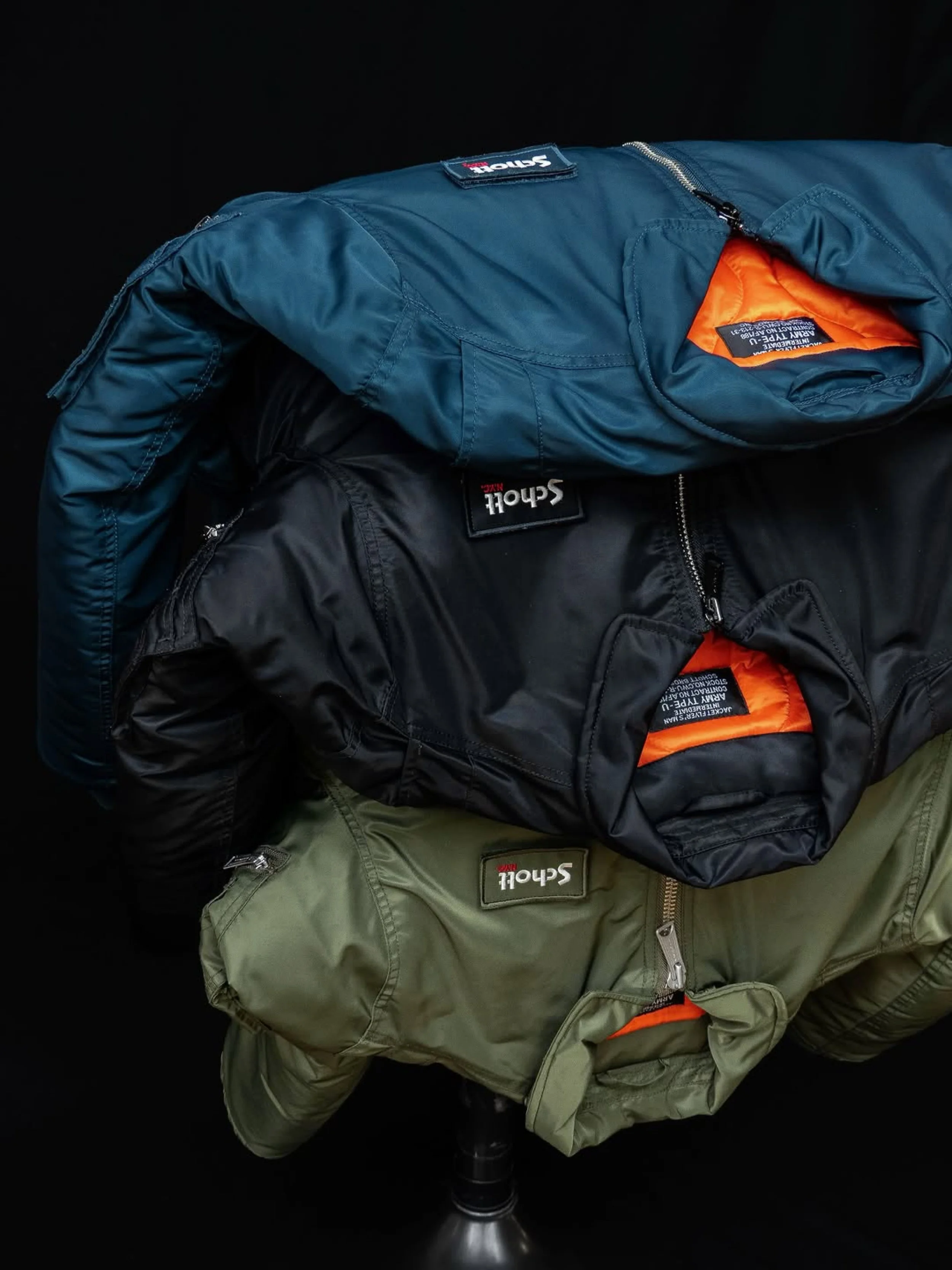 SCHOTT NYC IS BACK! 🔥

Gli iconici bomber da aviatore, le giacche in pelle con patch e zip e tutto il carattere dello streetwear newyorkese.

I must have @schottnyc_europe vi aspettano in negozio!

Born in NYC. Made to stand out.

Per info > What