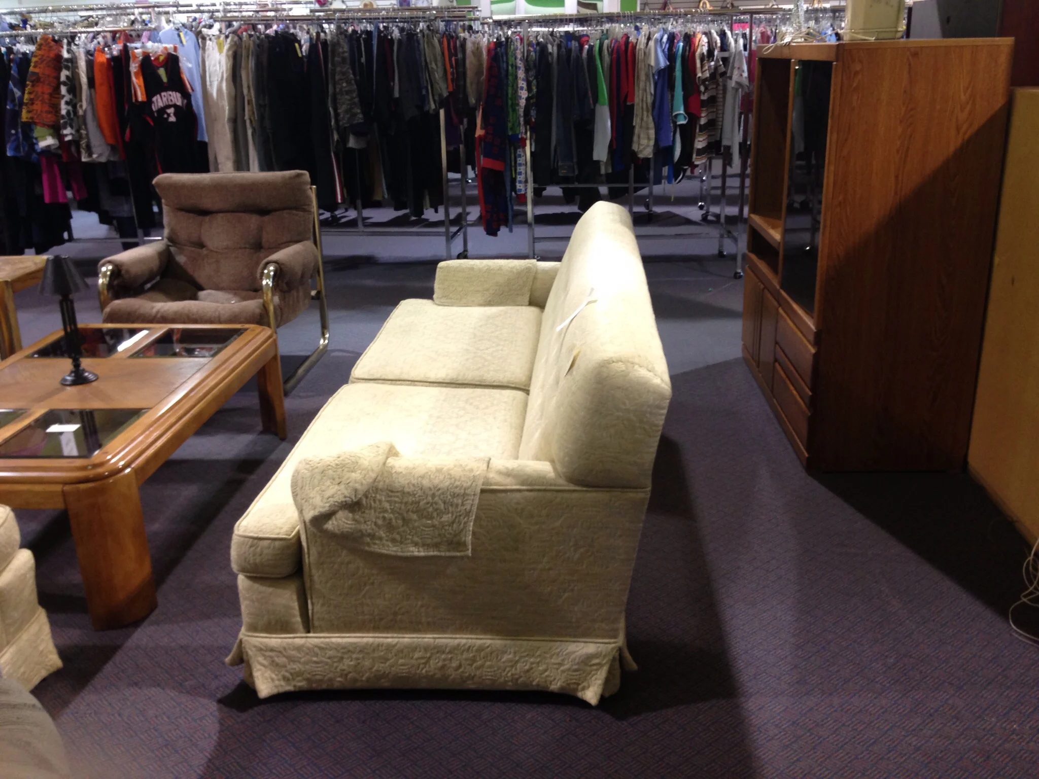 From the side. You can see the color more clearly here. Still sitting in the thrift shop, just waiting to be bought by me.