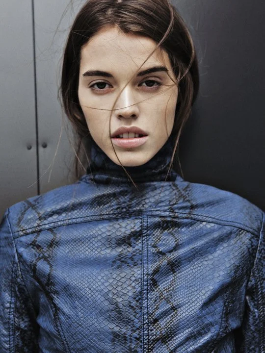 pose britt medium_portrait (1).jpg