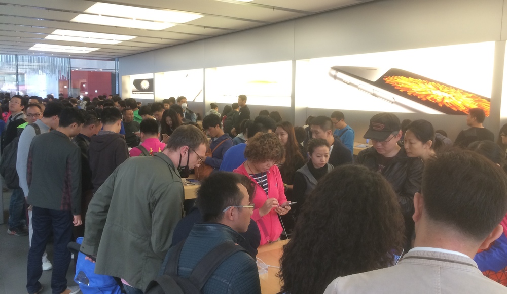  popped into the apple store today....this was the crowd checking out the recently released iPhone 6 