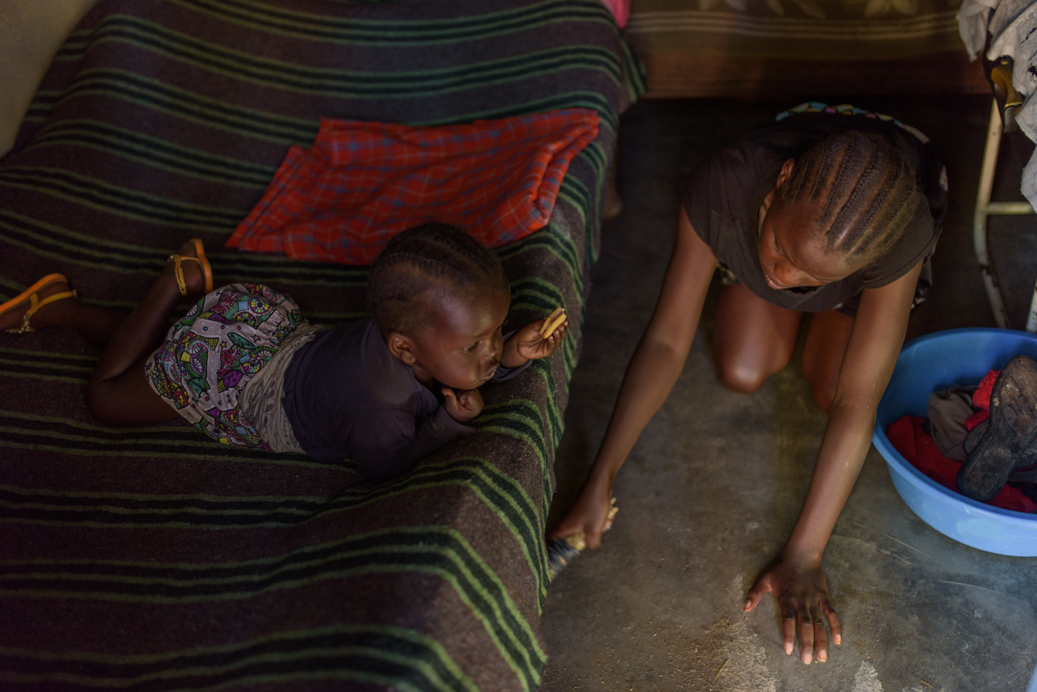  T.R., 17, with her three year old daughter G. at her home in Migori County. T. met a boy three years ago and ended up getting pregnant. She discovered her pregnancy when she was giving Primary School Examination. Her boyfriend deserted her but her g