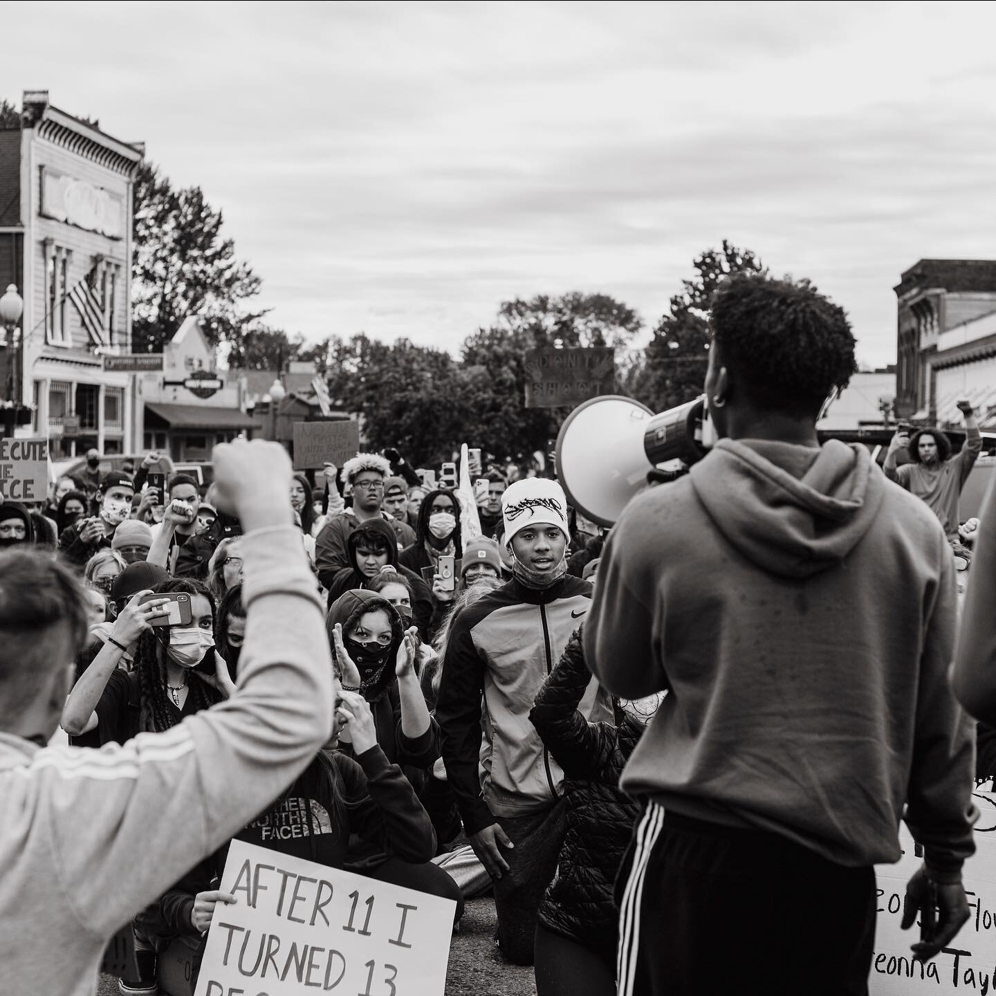 #peacefulprotest in #snohomish 7pm today
.
.
.
.
.
#breonnataylor #justiceforgeorgefloyd #georgefloyd #sayhisname #nojusticenopeace✊🏾 #BLM #blacklivesmatter #getupstandup #freddiegray #saytheirnames #restinpower #changeiscoming