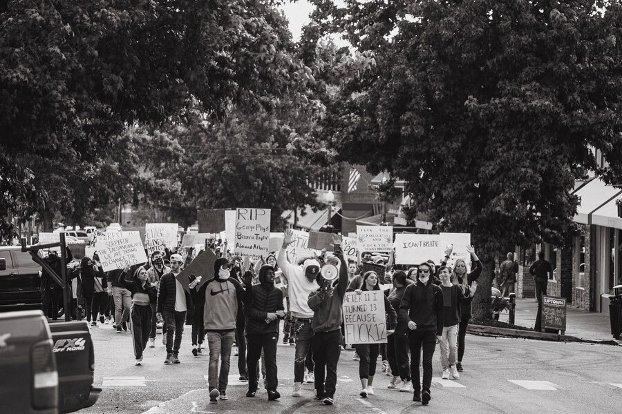 #Snohomish #blm  #peacefulprotest - keeping the momentum up! .
.
. ✊🏼✊🏾✊🏻✊🏿
.
.
.
6.2.2020

#justiceforgeorgefloyd #nojusticenopeace #snohomish #breonnataylor #ahmaudarbery #blacklivesmatter #riseup #komonews #getupstandup #stoppolicebrutality #n